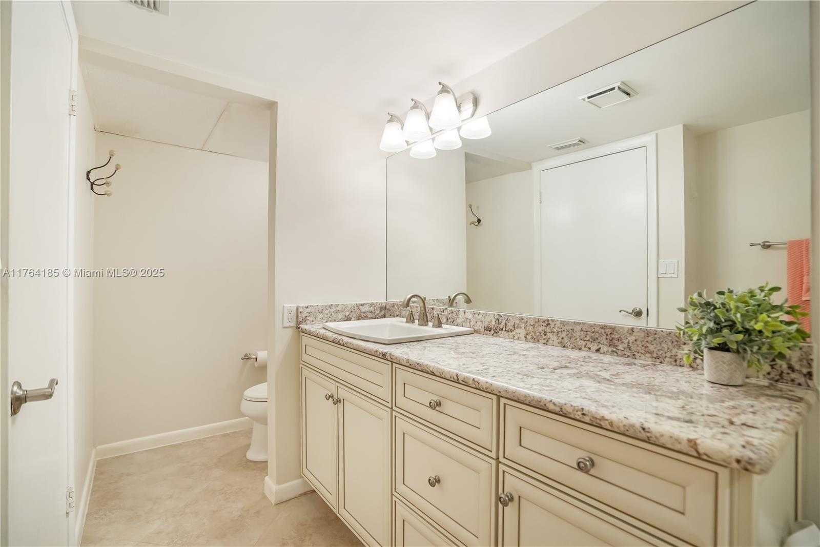 Small Image of 614 EXECUTIVE CENTER DR #102, West Palm Beach Number 17