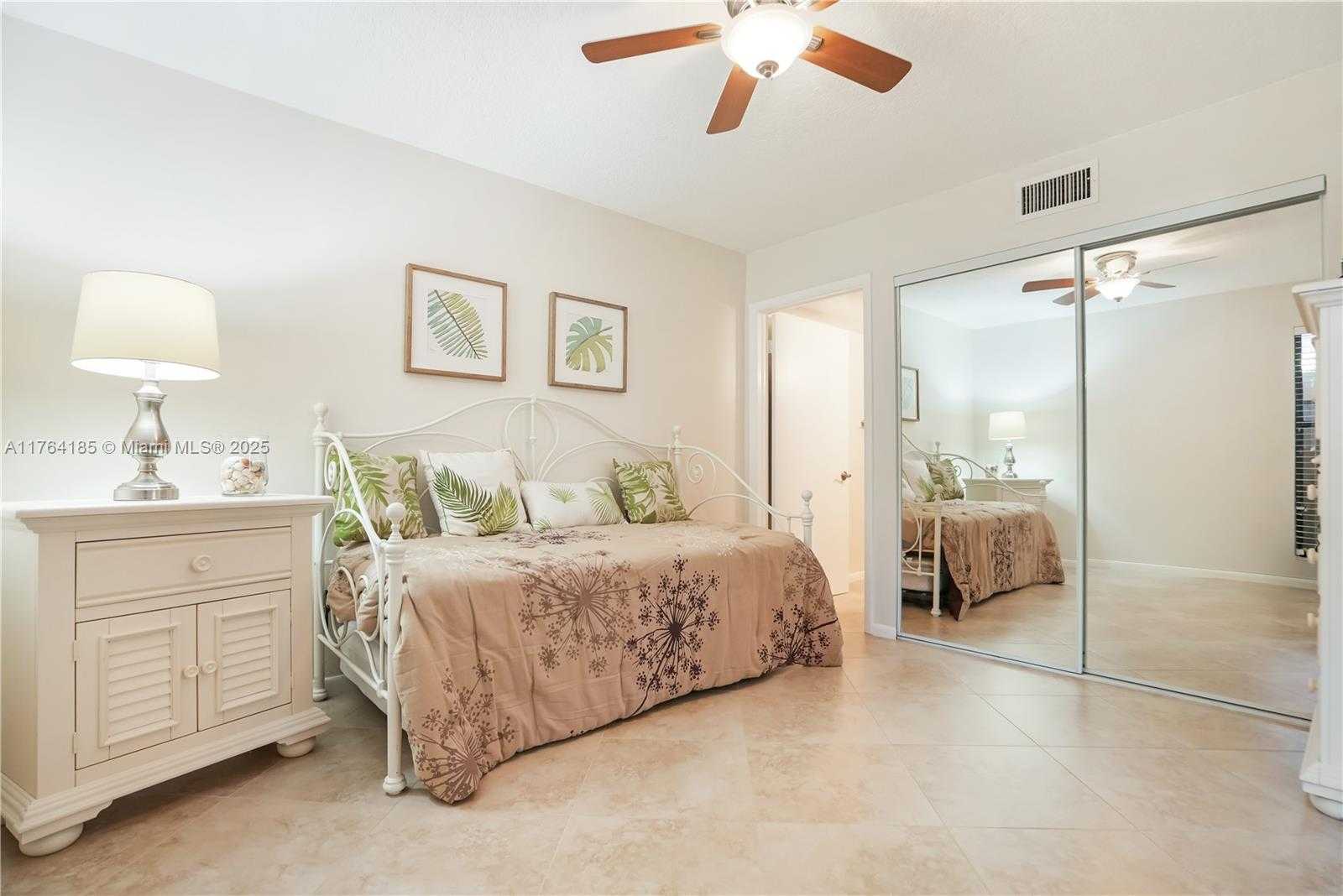 Small Image of 614 EXECUTIVE CENTER DR #102, West Palm Beach Number 20