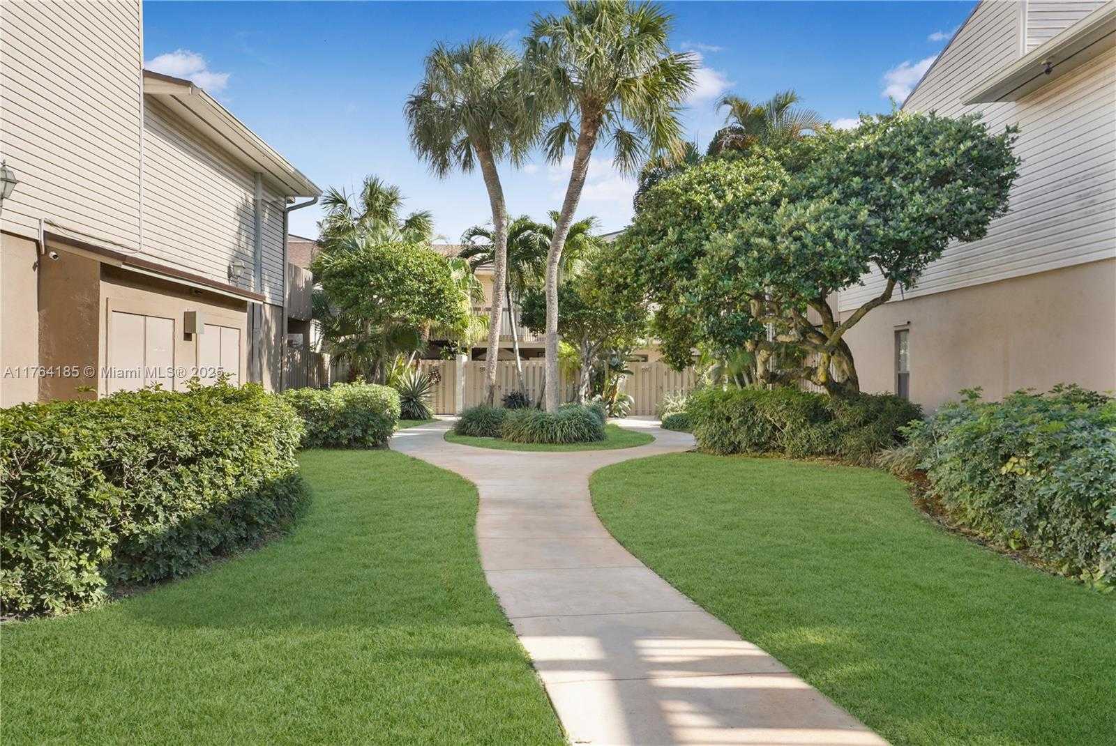 Small Image of 614 EXECUTIVE CENTER DR #102, West Palm Beach Number 41