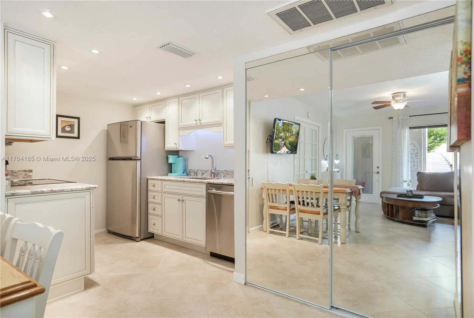Small Image of 614 EXECUTIVE CENTER DR #102, West Palm Beach Number 6