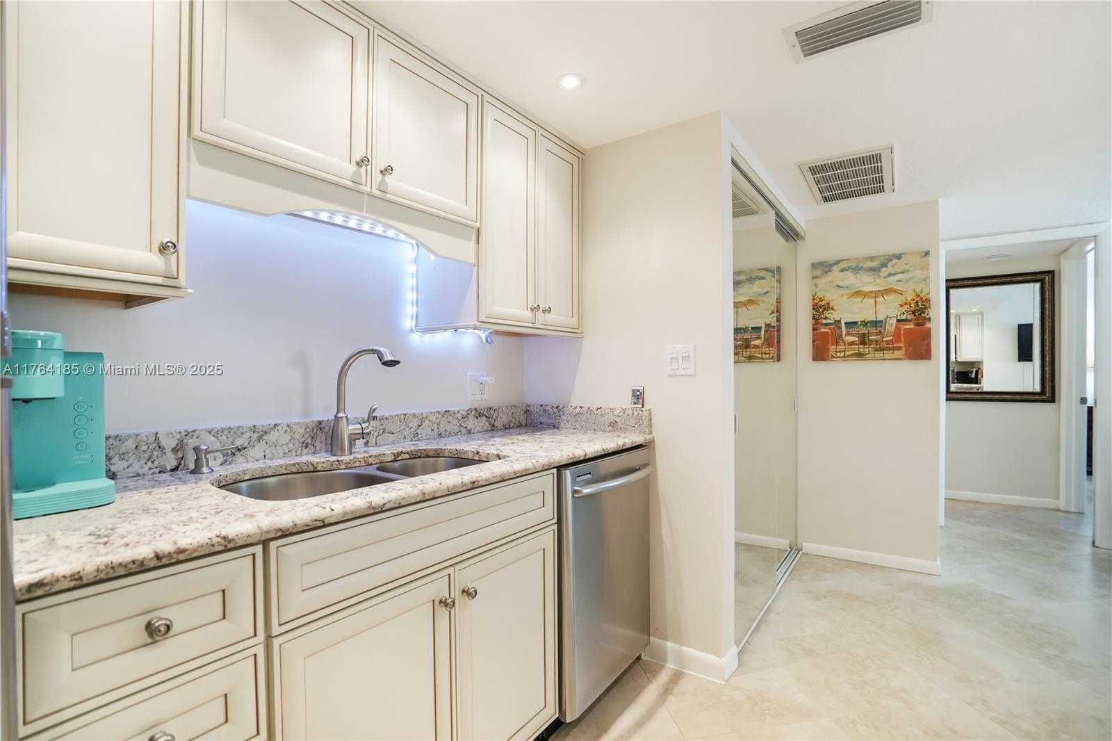 Small Image of 614 EXECUTIVE CENTER DR #102, West Palm Beach Number 7