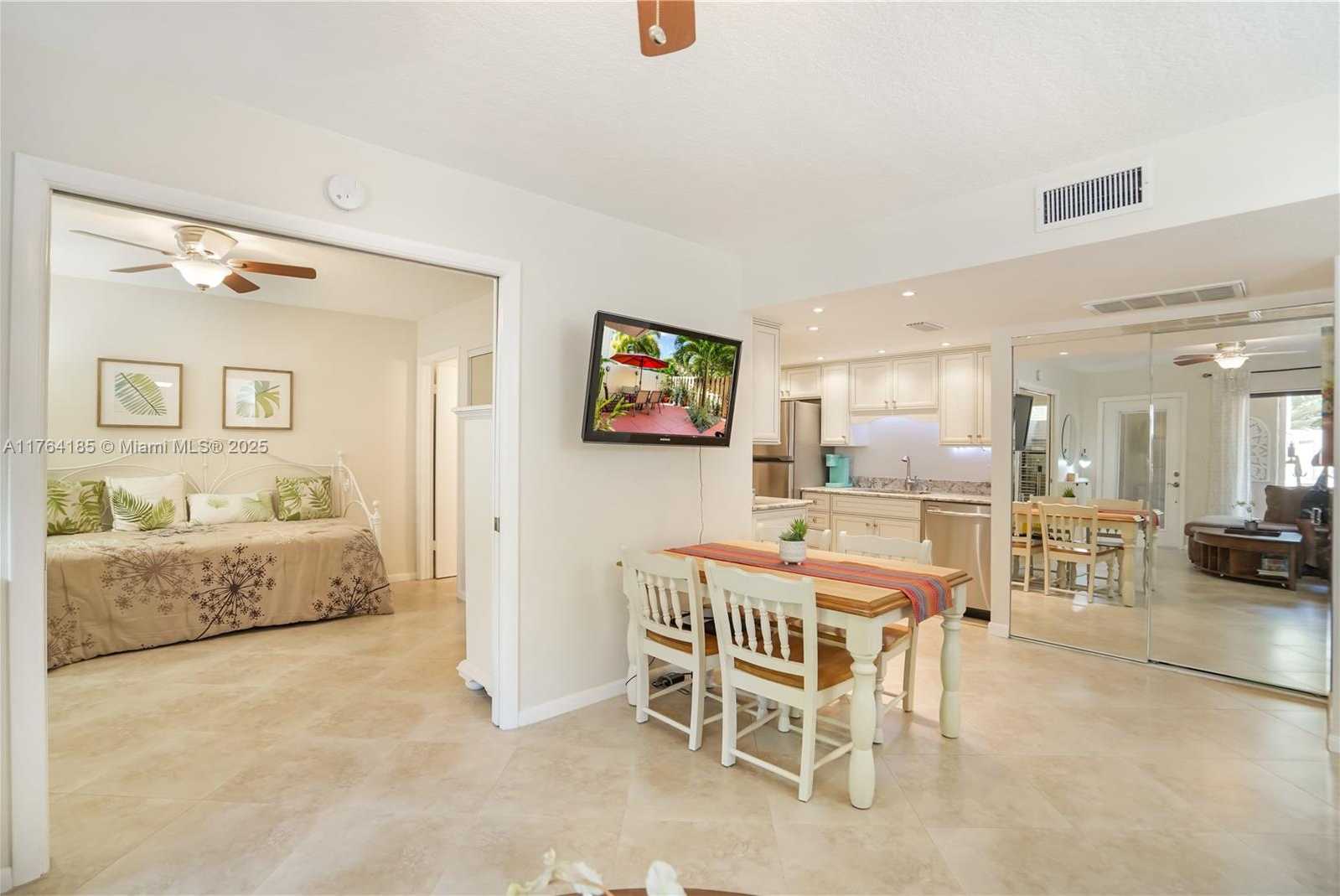Small Image of 614 EXECUTIVE CENTER DR #102, West Palm Beach Number 8