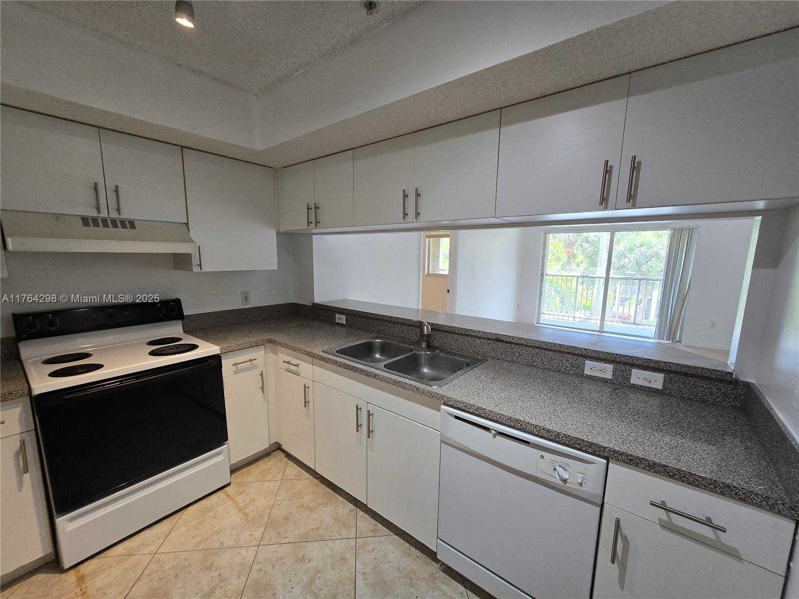 Small Image of 410 SOUTH PARK RD #1-302, Hollywood Number 2