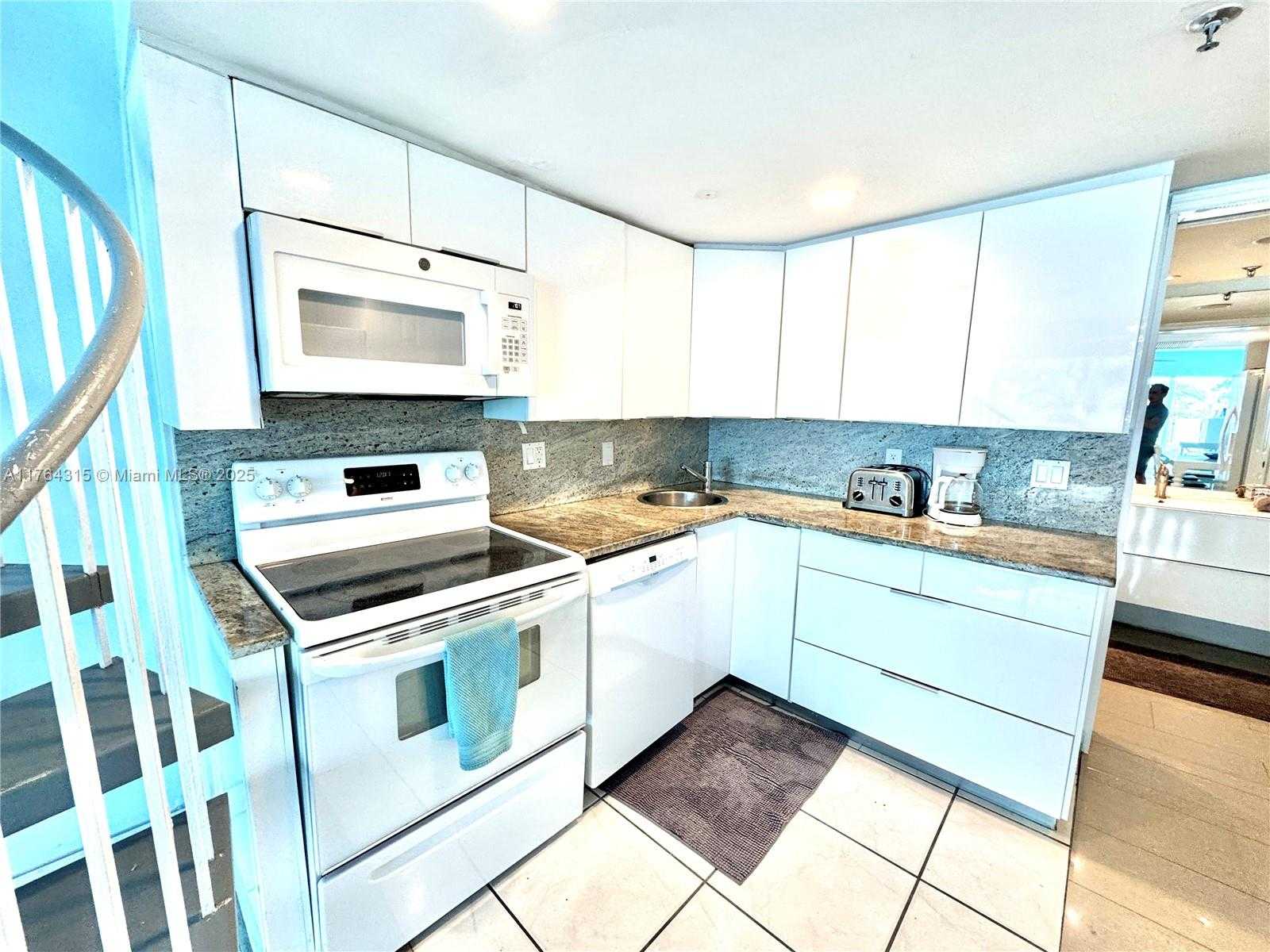 Small Image of 5445 COLLINS AVE #TH-11, Miami Beach Number 17