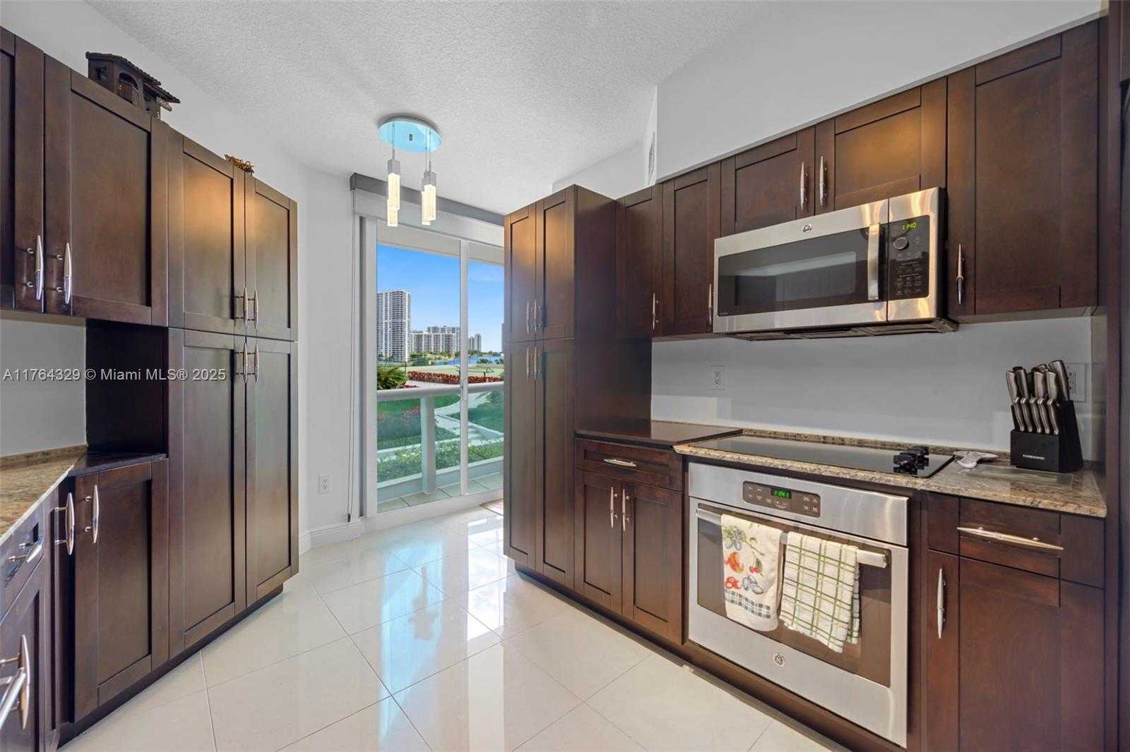 Small Image of 3370 HIDDEN BAY DR #507, Aventura Number 4