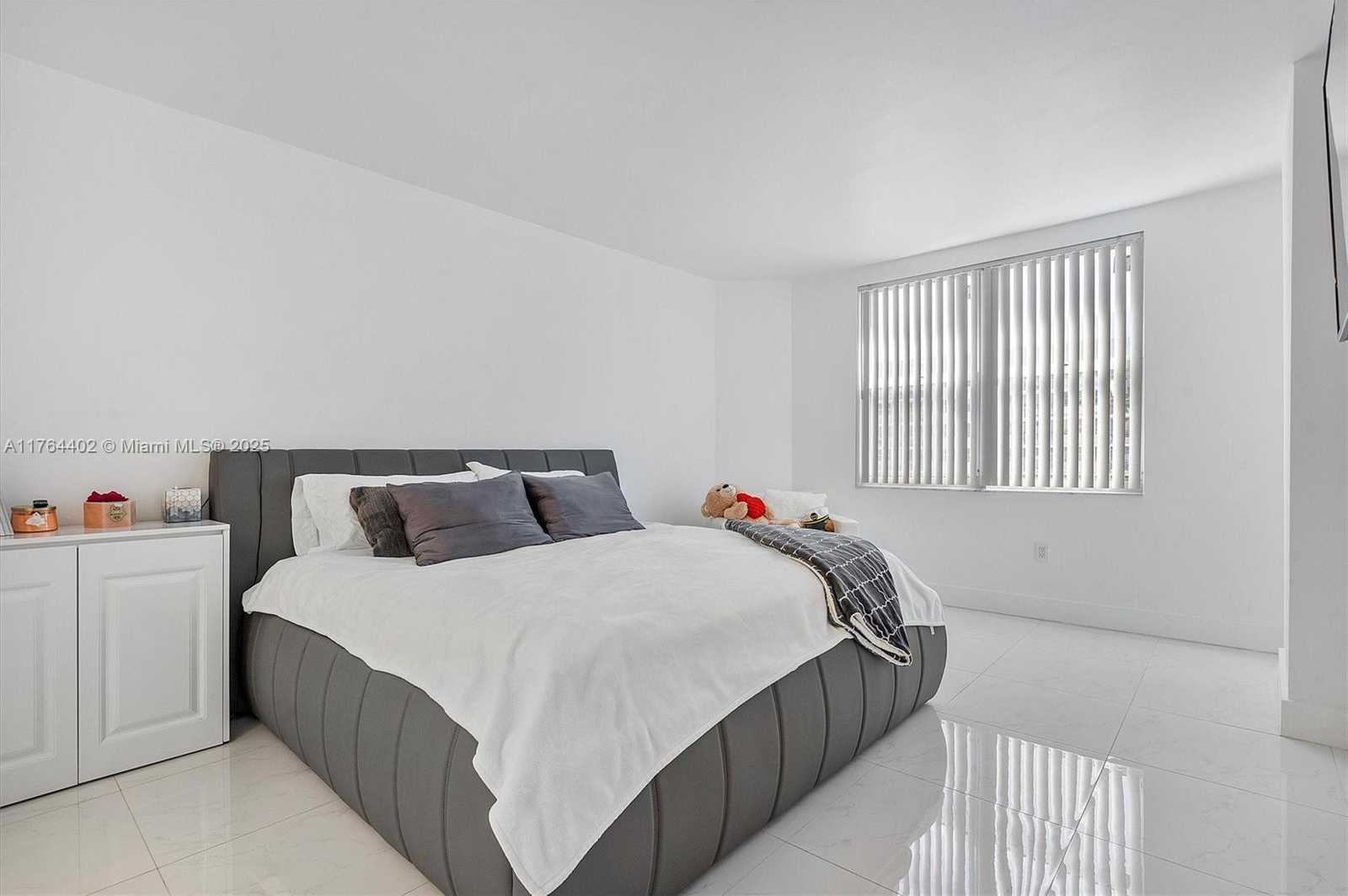Small Image of 1980 SOUTH OCEAN DR #19G, Hallandale Beach Number 13