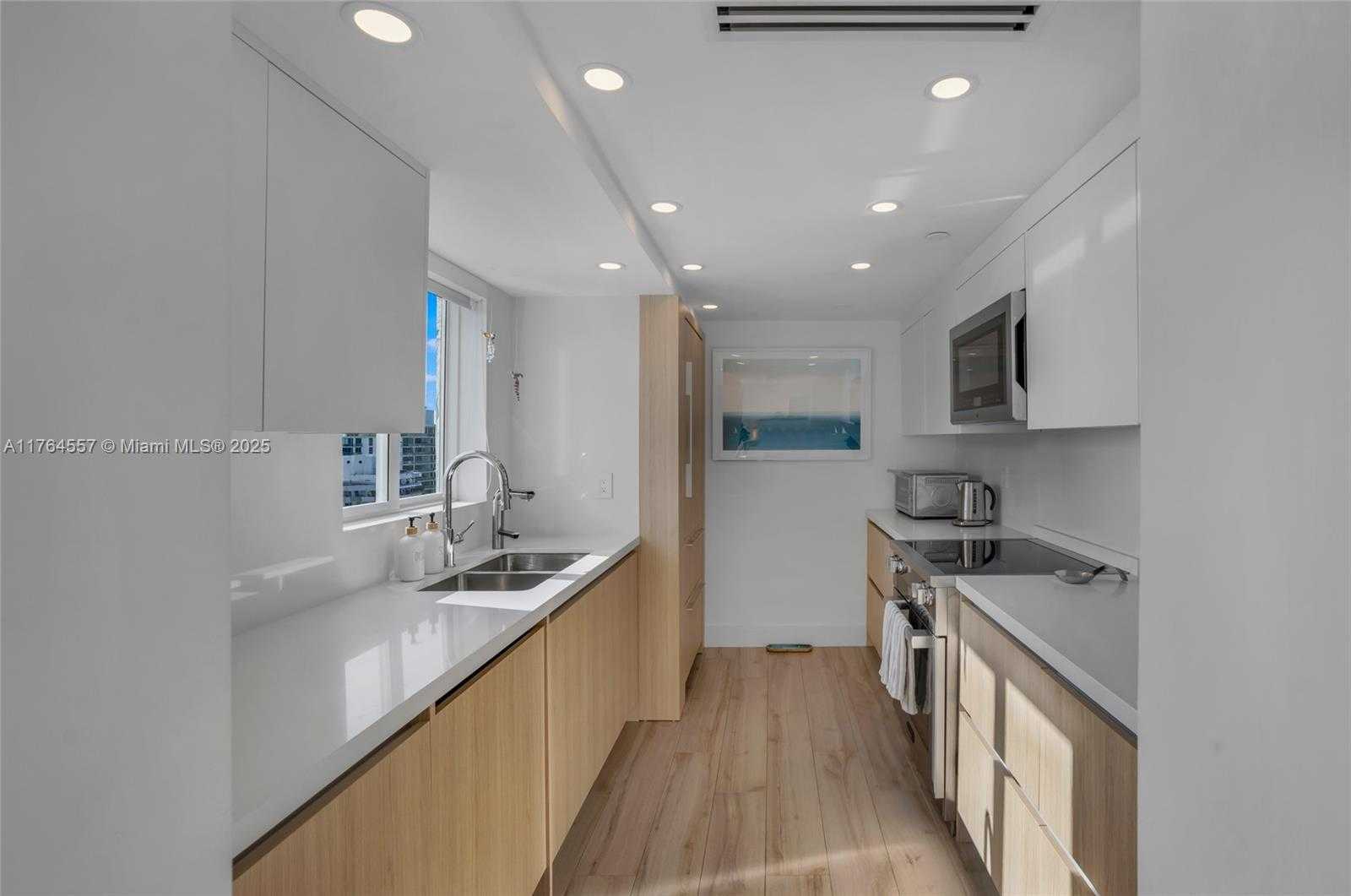 Small Image of 5900 COLLINS AV #2205/06, Miami Beach Number 21