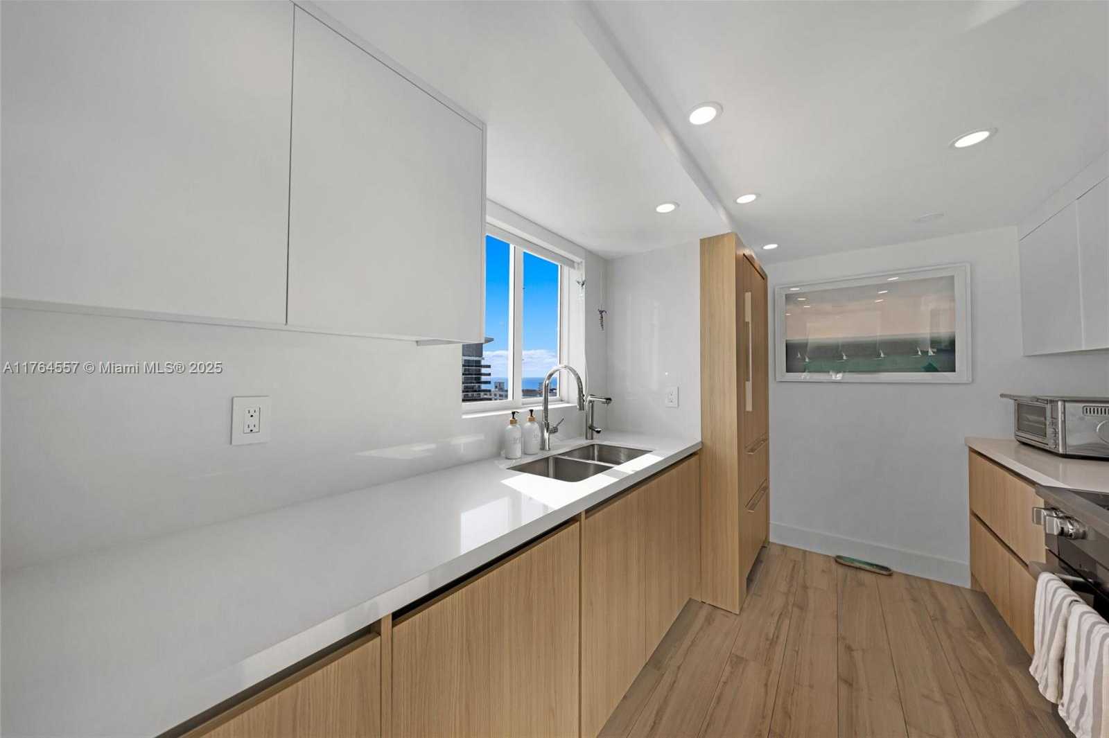 Small Image of 5900 COLLINS AV #2205/06, Miami Beach Number 22