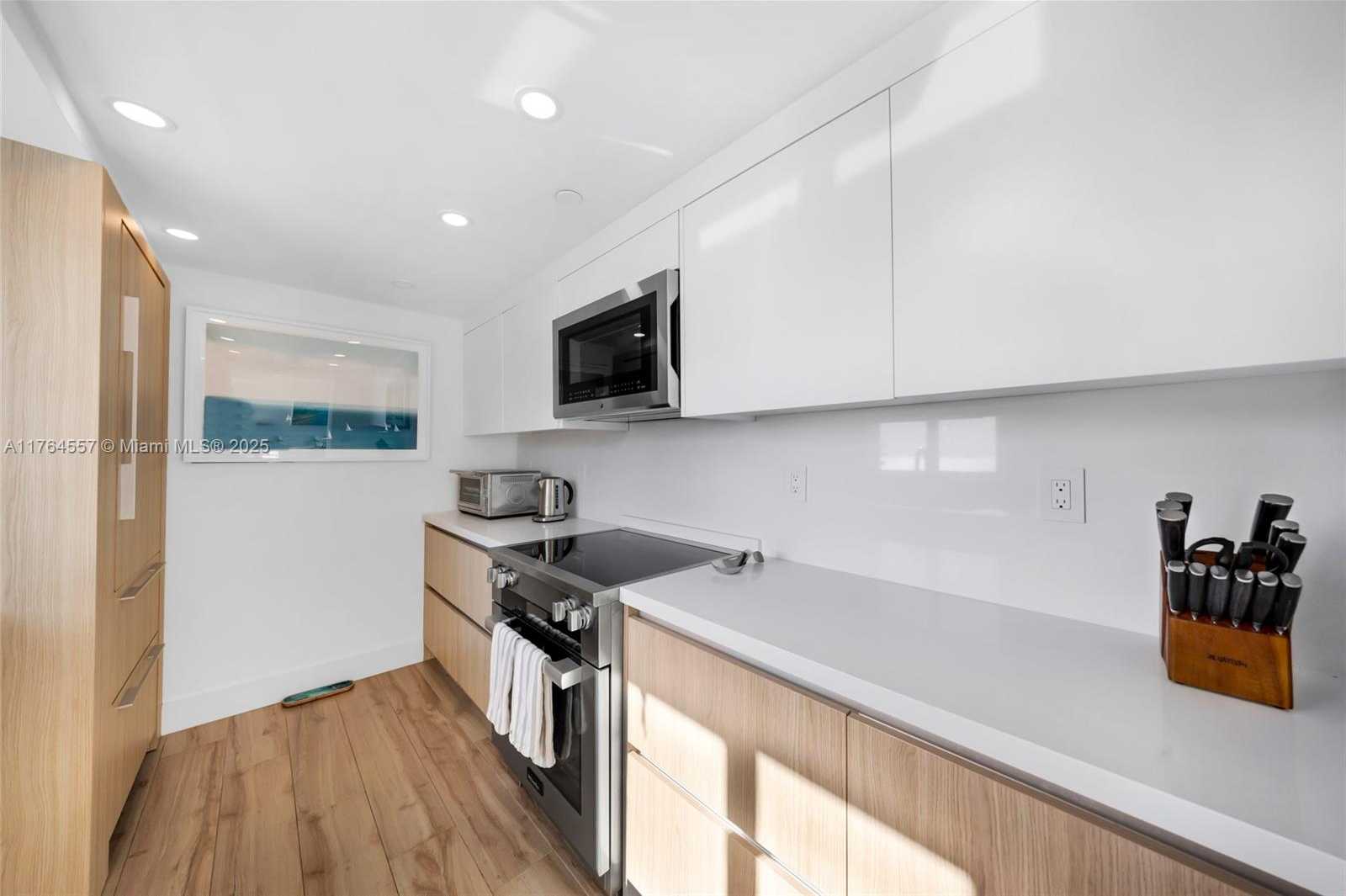 Small Image of 5900 COLLINS AV #2205/06, Miami Beach Number 23
