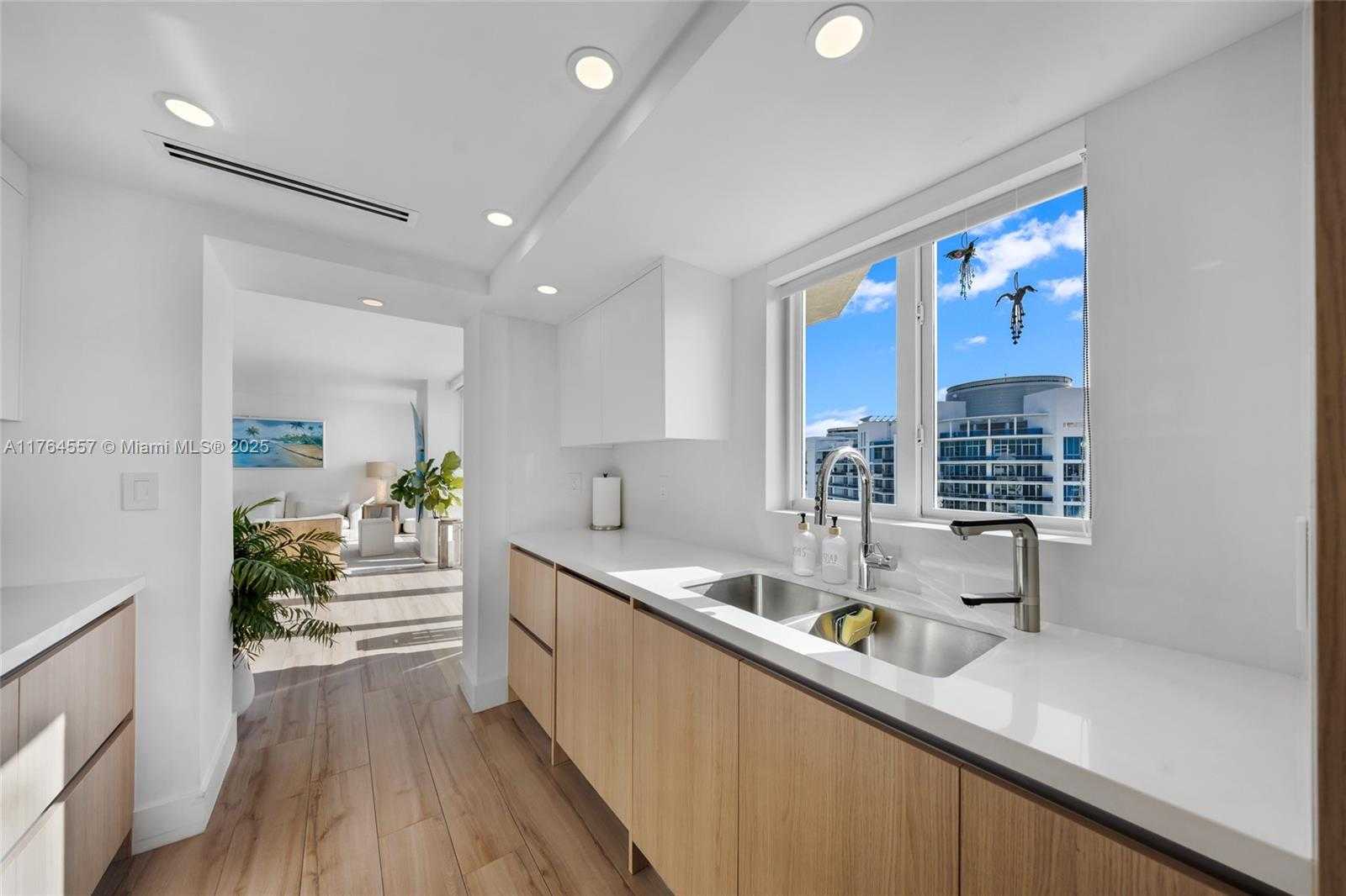 Small Image of 5900 COLLINS AV #2205/06, Miami Beach Number 24