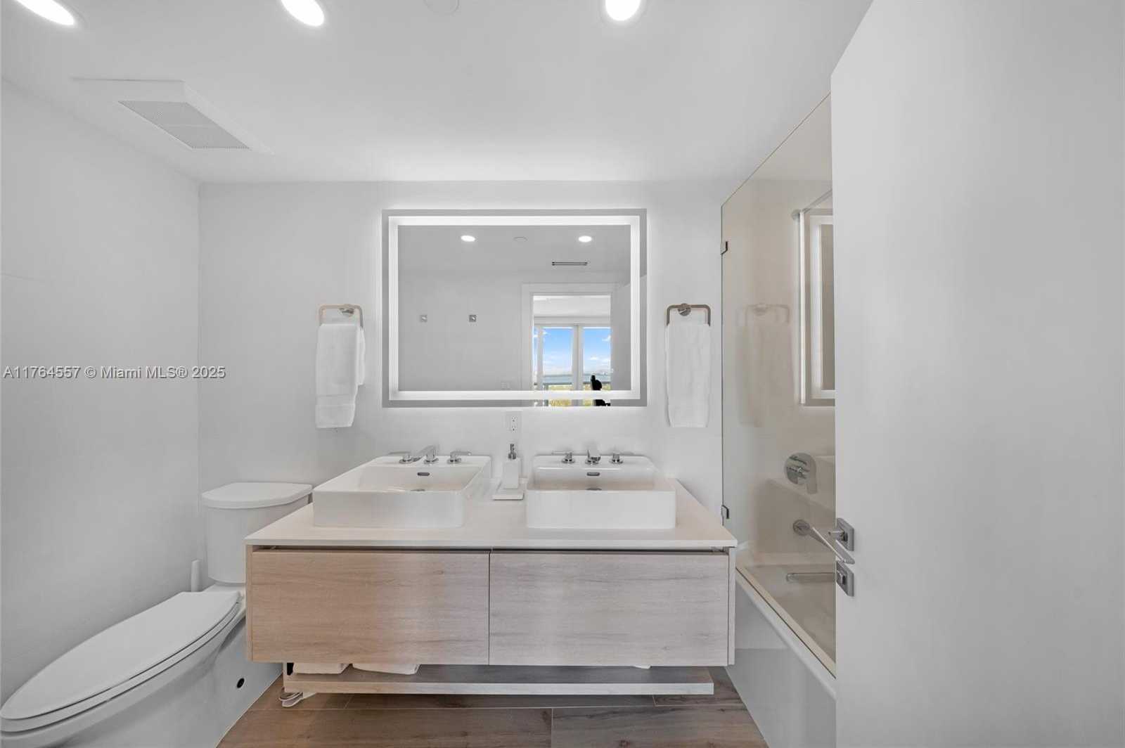 Small Image of 5900 COLLINS AV #2205/06, Miami Beach Number 38