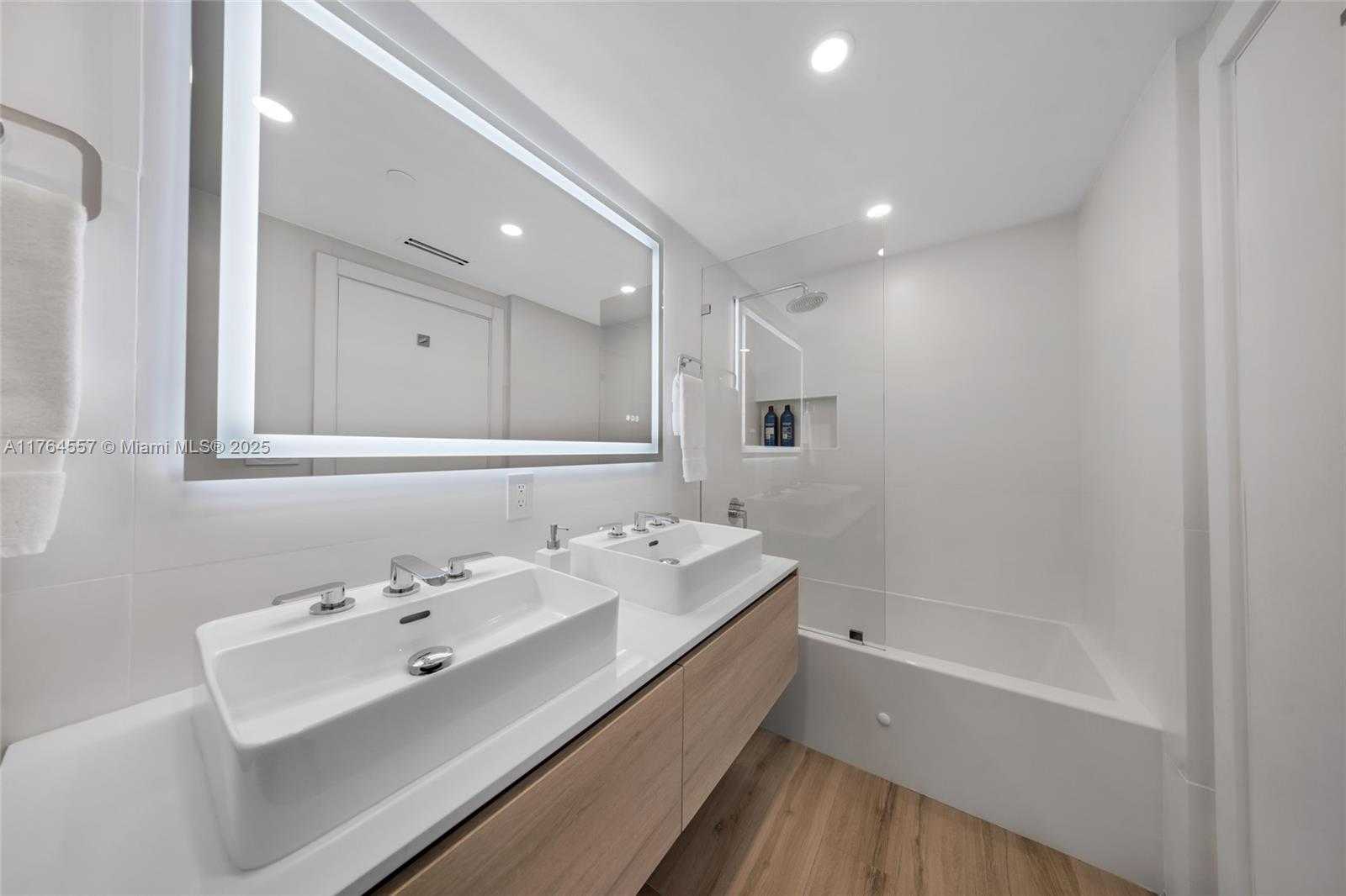 Small Image of 5900 COLLINS AV #2205/06, Miami Beach Number 39