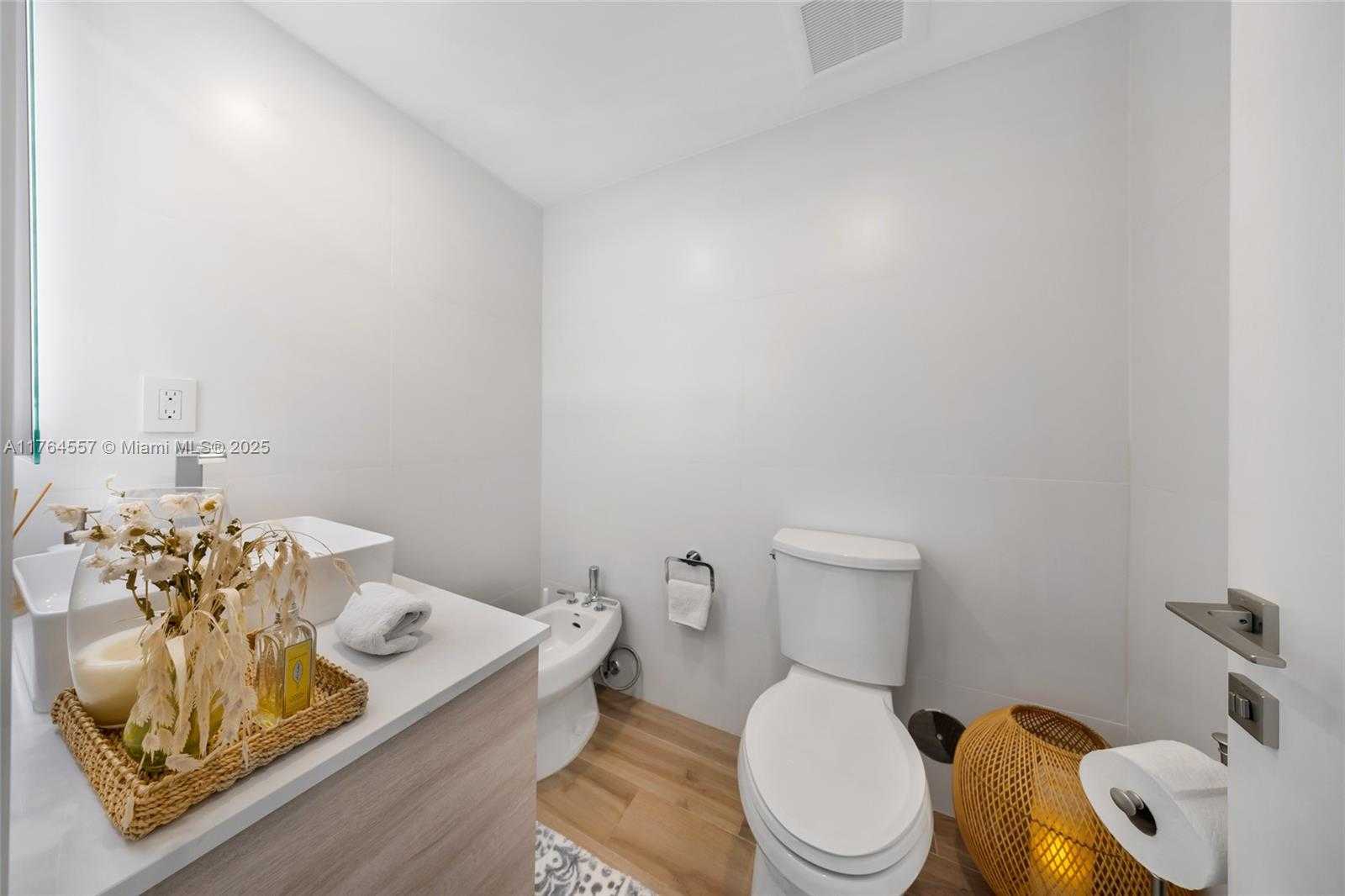 Small Image of 5900 COLLINS AV #2205/06, Miami Beach Number 40