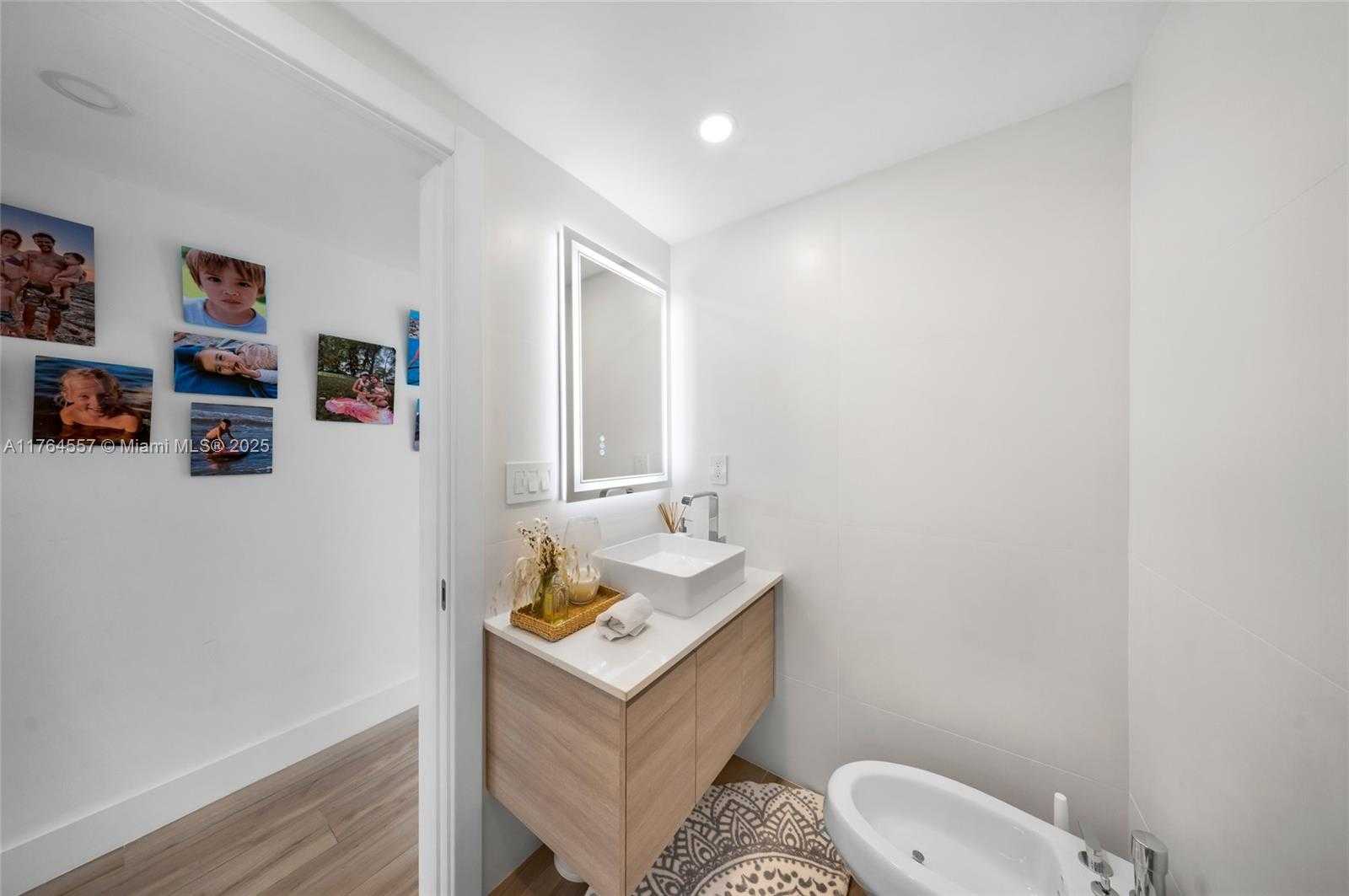 Small Image of 5900 COLLINS AV #2205/06, Miami Beach Number 41