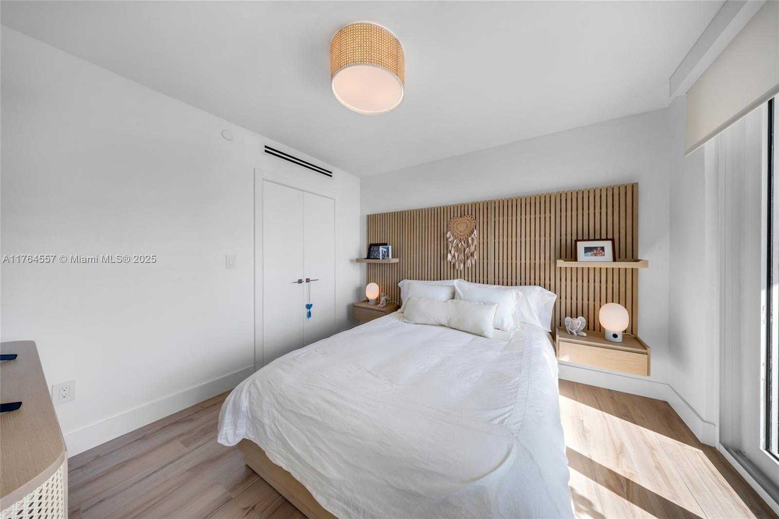 Small Image of 5900 COLLINS AV #2205/06, Miami Beach Number 56