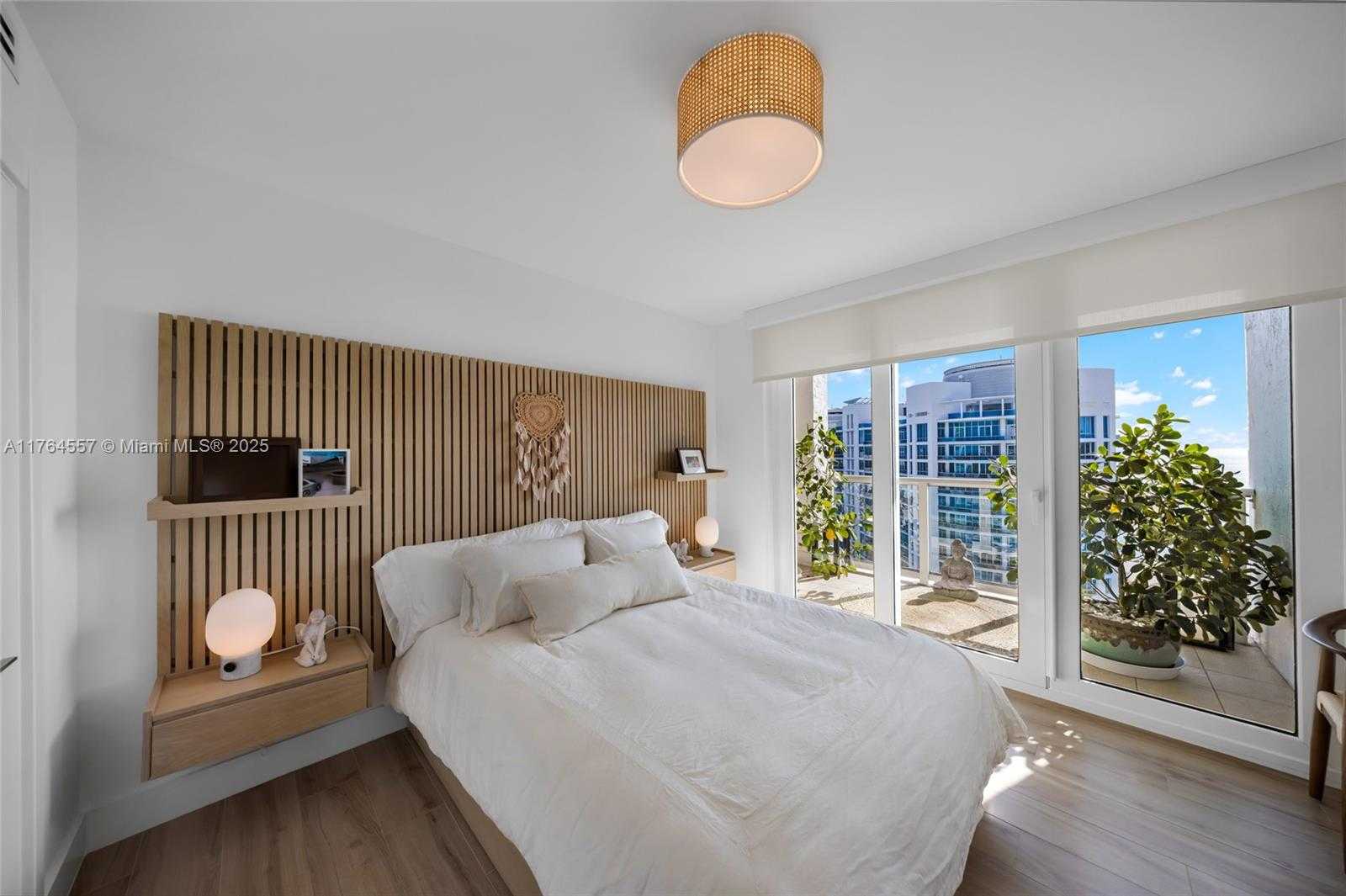 Small Image of 5900 COLLINS AV #2205/06, Miami Beach Number 57