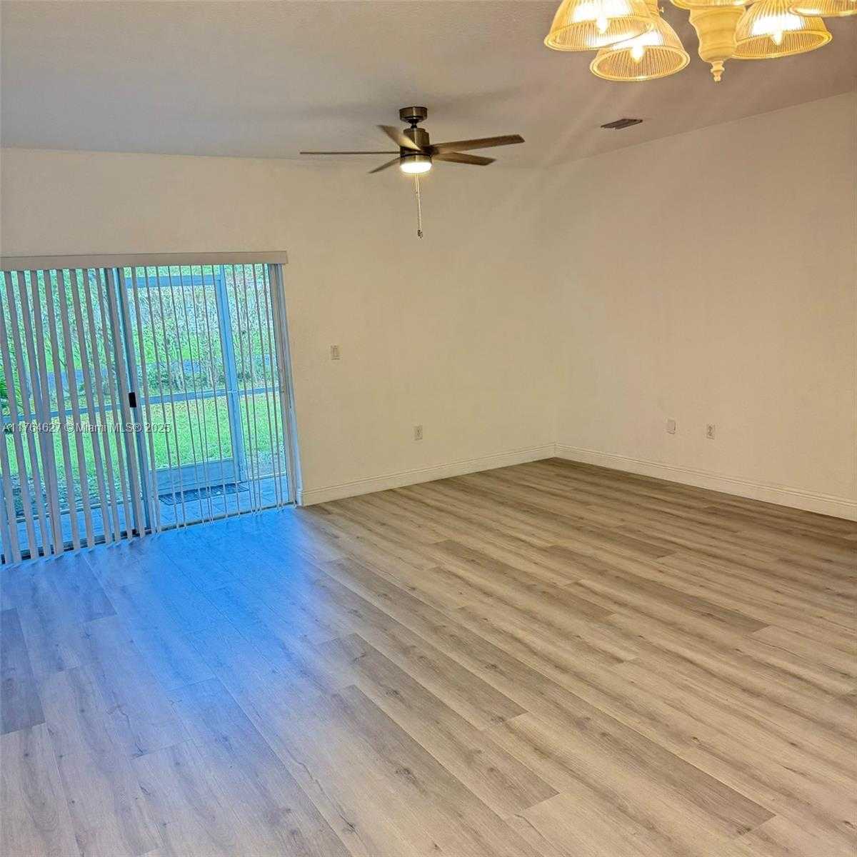 Small Image of 6482 CATALINA LN #6482, Tamarac Number 42