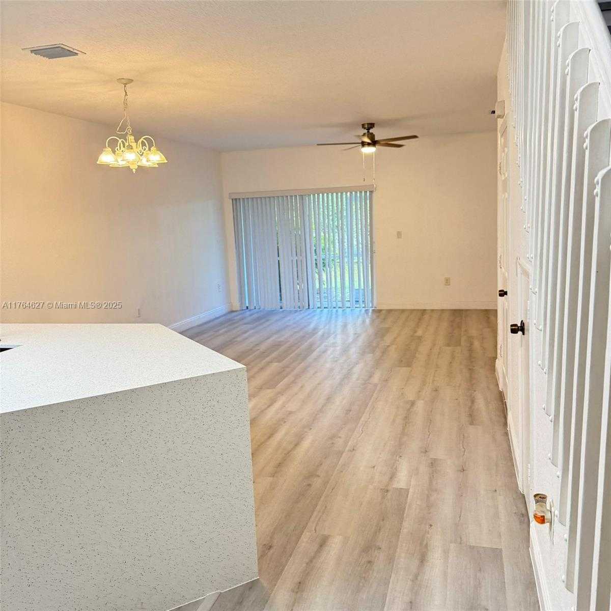 Small Image of 6482 CATALINA LN #6482, Tamarac Number 43