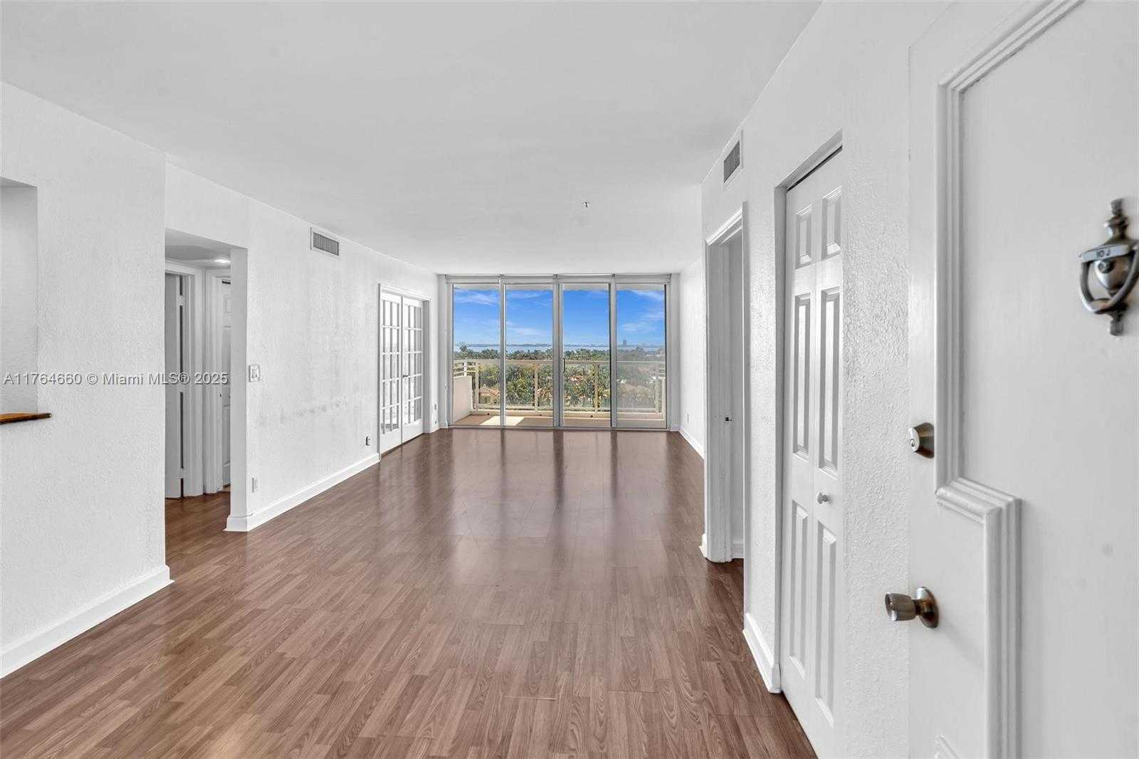 Small Image of 5600 COLLINS AVE #10J, Miami Beach Number 2