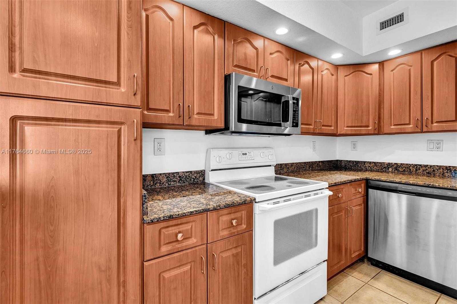 Small Image of 5600 COLLINS AVE #10J, Miami Beach Number 4