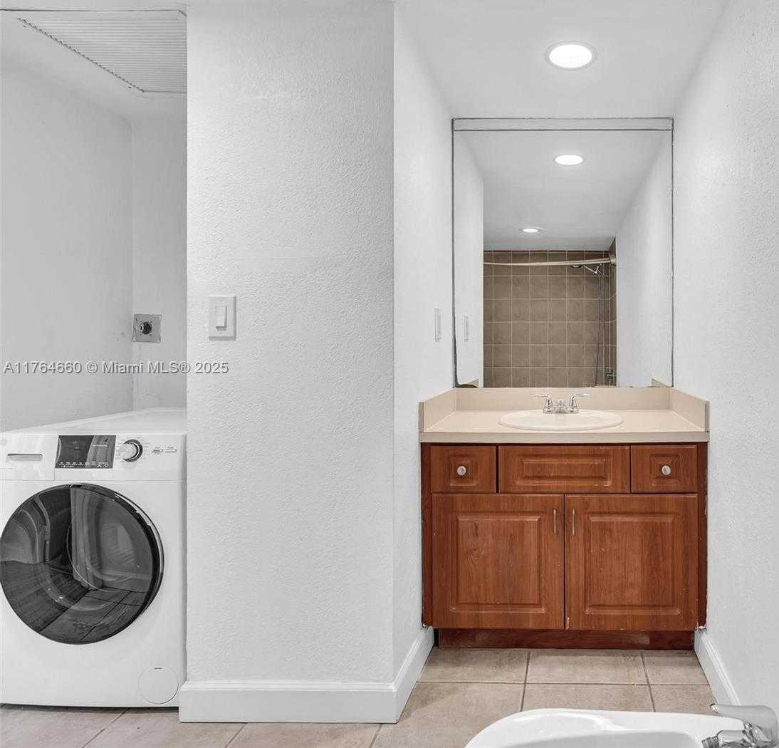 Small Image of 5600 COLLINS AVE #10J, Miami Beach Number 6