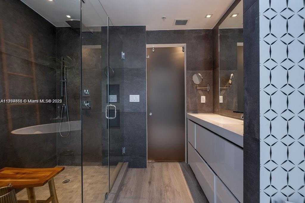 Small Image of 2001 MERIDIAN AVE #323, Miami Beach Number 15