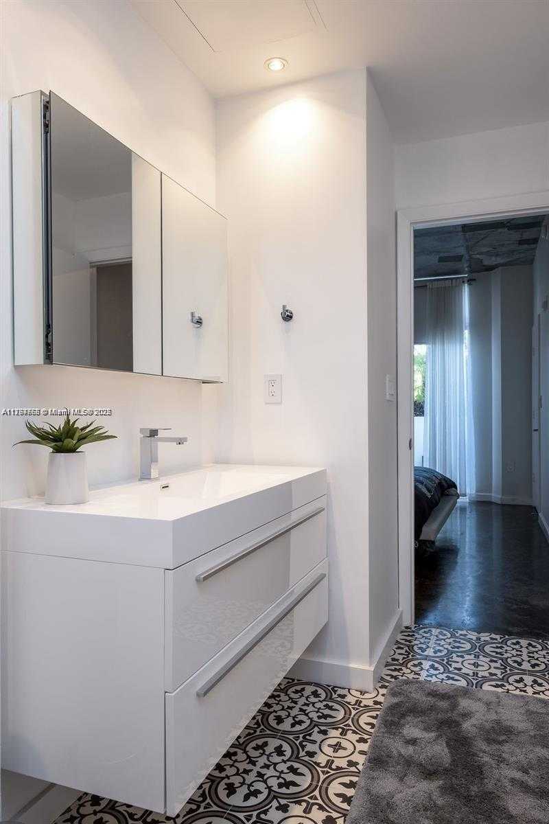 Small Image of 2001 MERIDIAN AVE #323, Miami Beach Number 24
