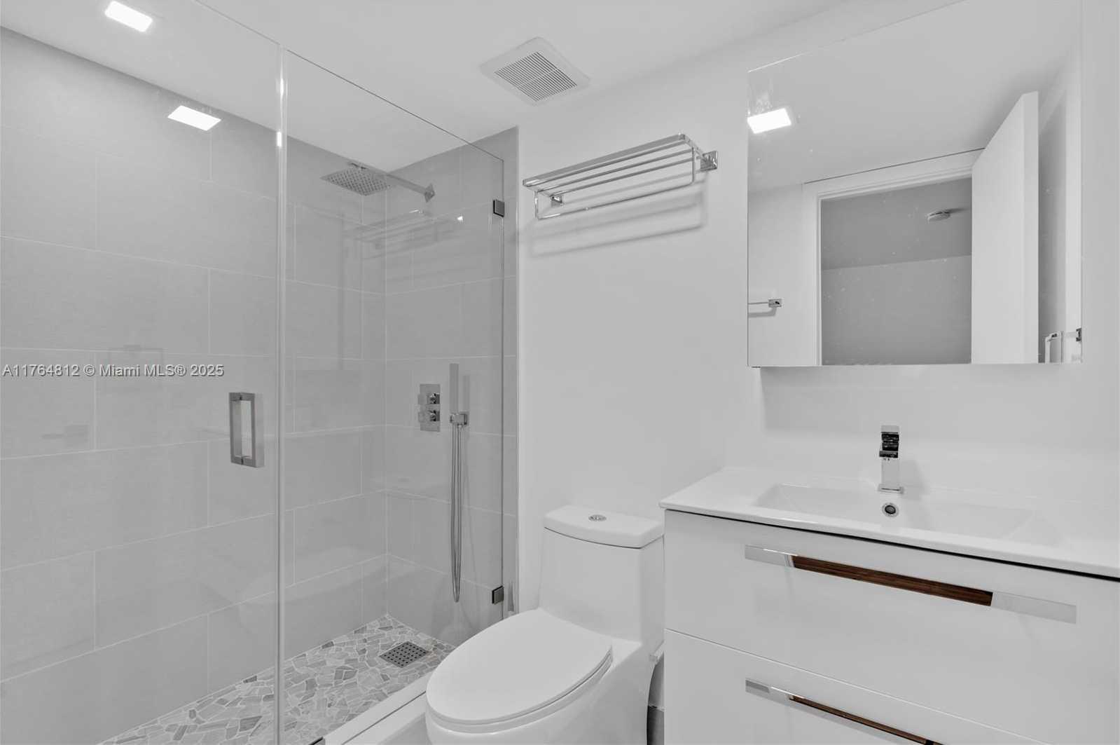 Small Image of 600 GRAPETREE DR #8CS, Key Biscayne Number 32