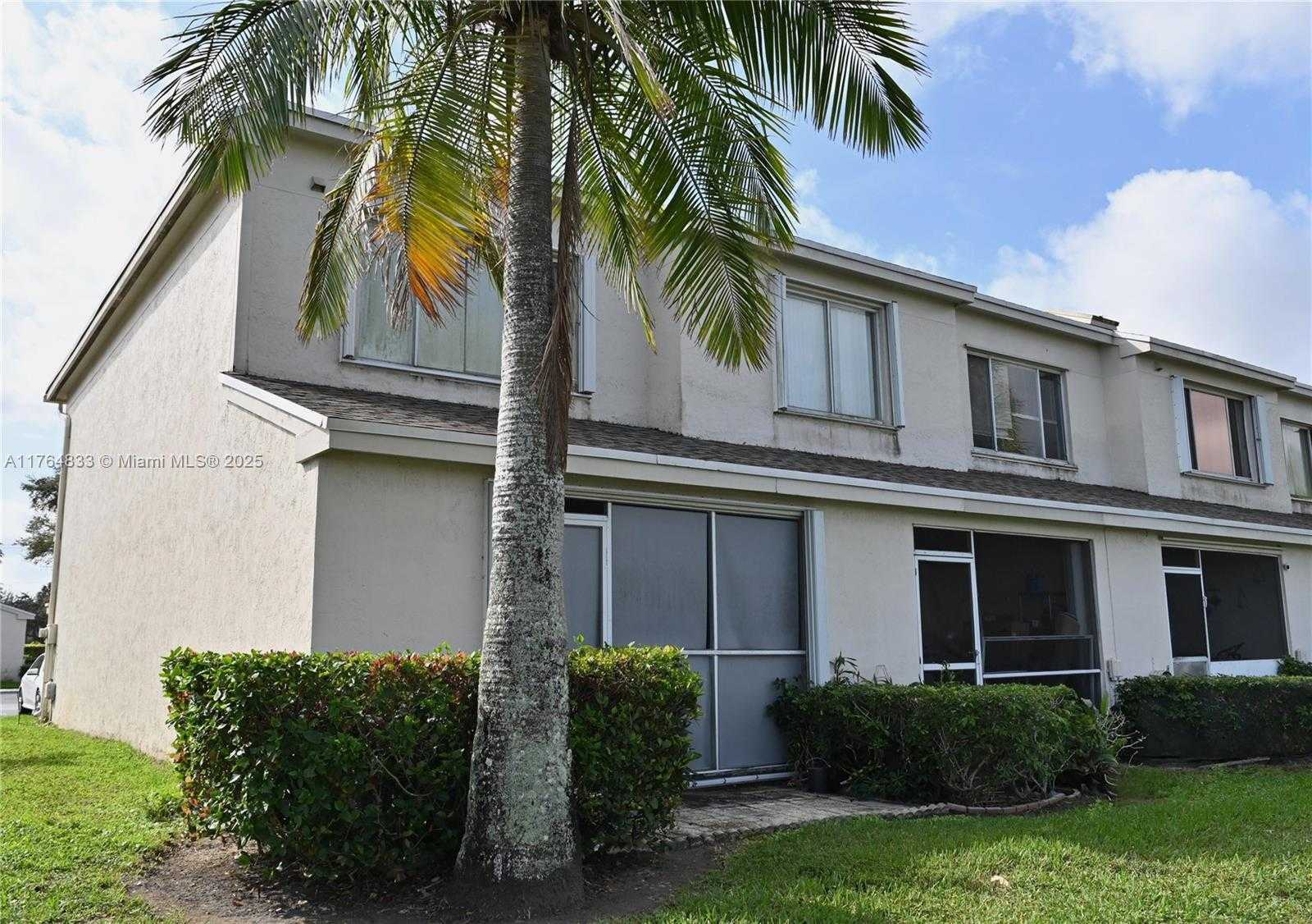 Small Image of 16761 HEMINGWAY DR #16761, Weston Number 4