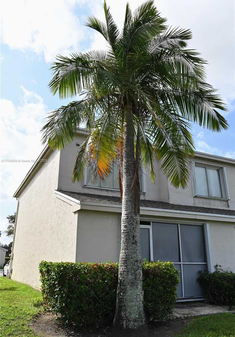 Small Image of 16761 HEMINGWAY DR #16761, Weston Number 5