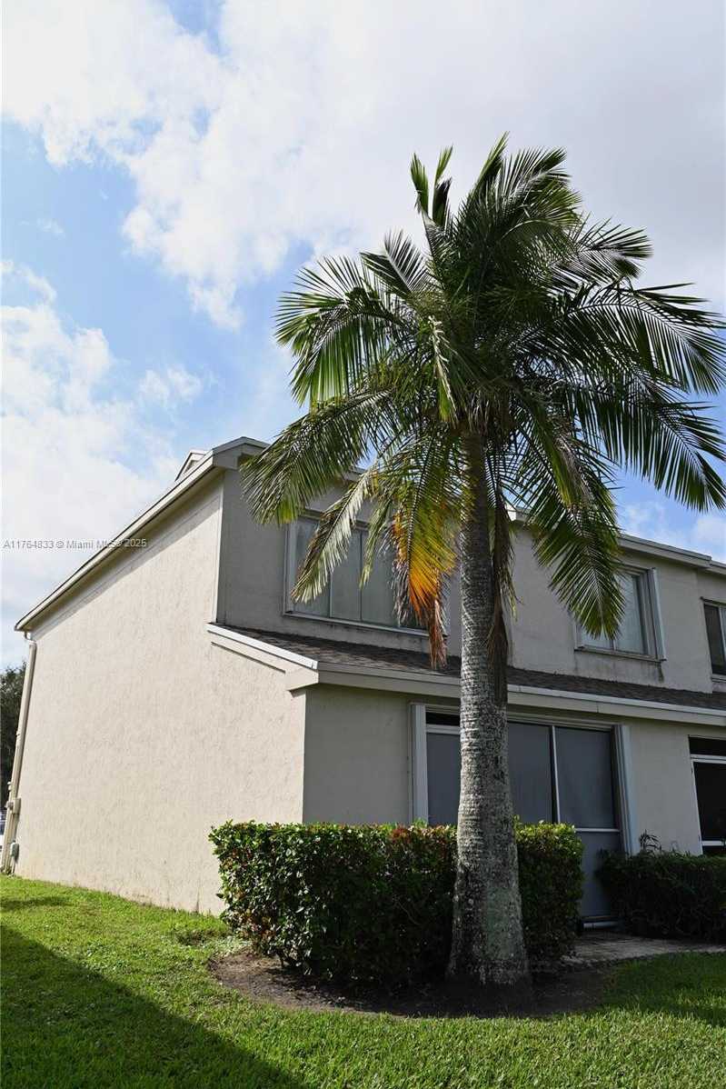 Small Image of 16761 HEMINGWAY DR #16761, Weston Number 6