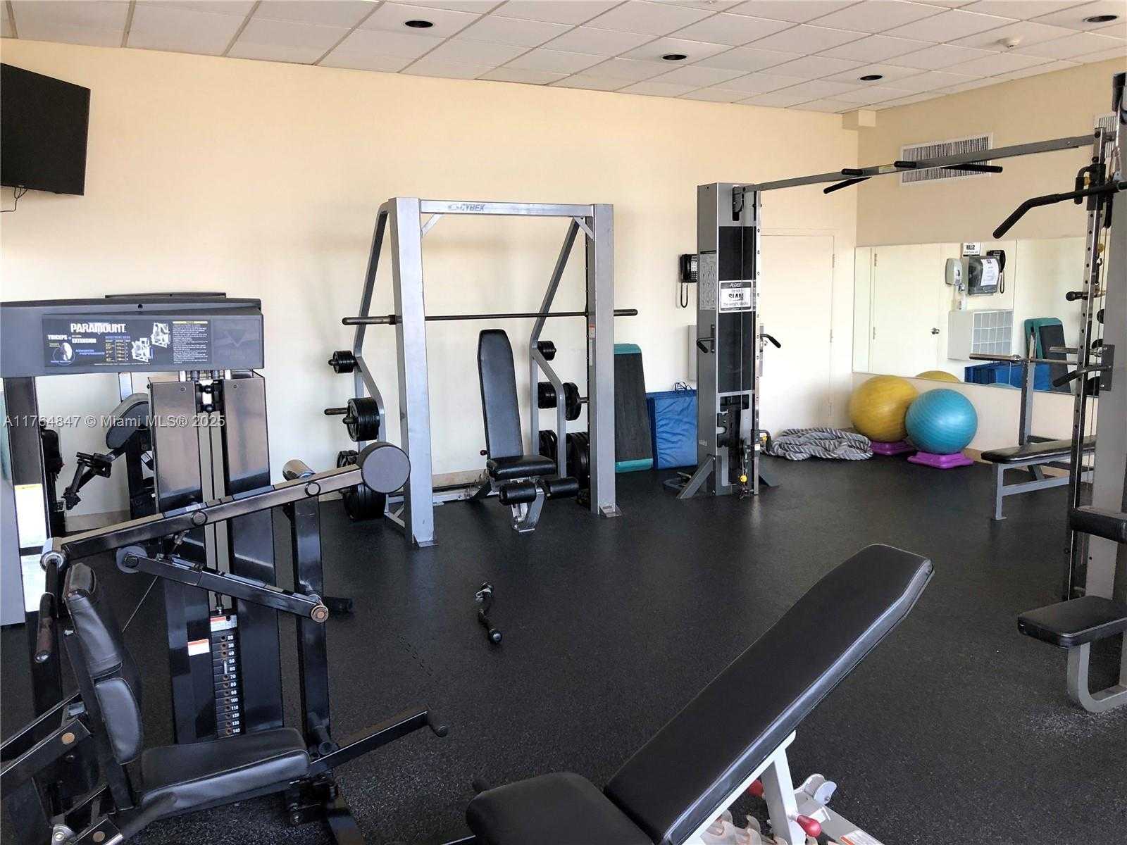 Small Image of 5555 COLLINS AVE #15C, Miami Beach Number 16