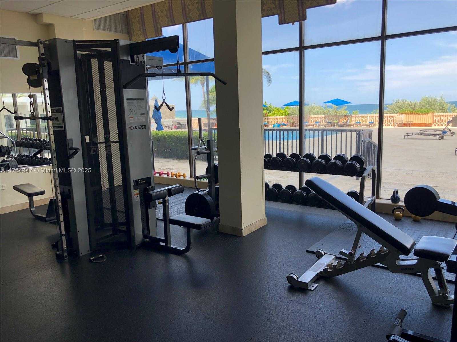 Small Image of 5555 COLLINS AVE #15C, Miami Beach Number 17