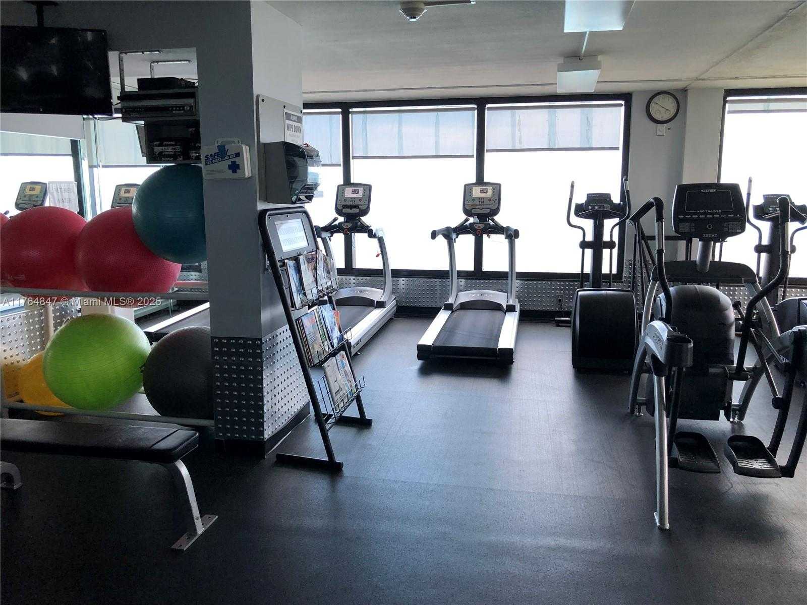 Small Image of 5555 COLLINS AVE #15C, Miami Beach Number 18