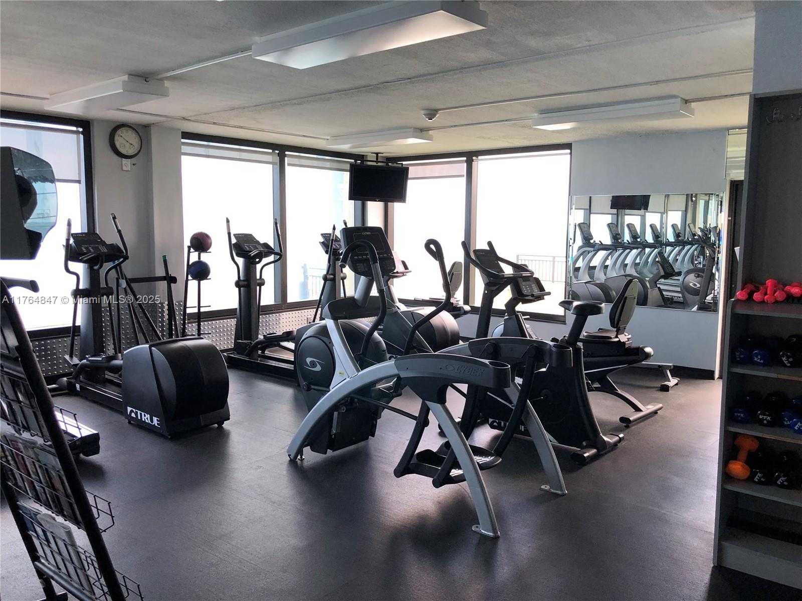 Small Image of 5555 COLLINS AVE #15C, Miami Beach Number 19