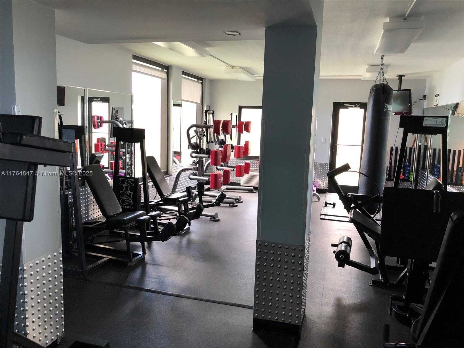 Small Image of 5555 COLLINS AVE #15C, Miami Beach Number 20