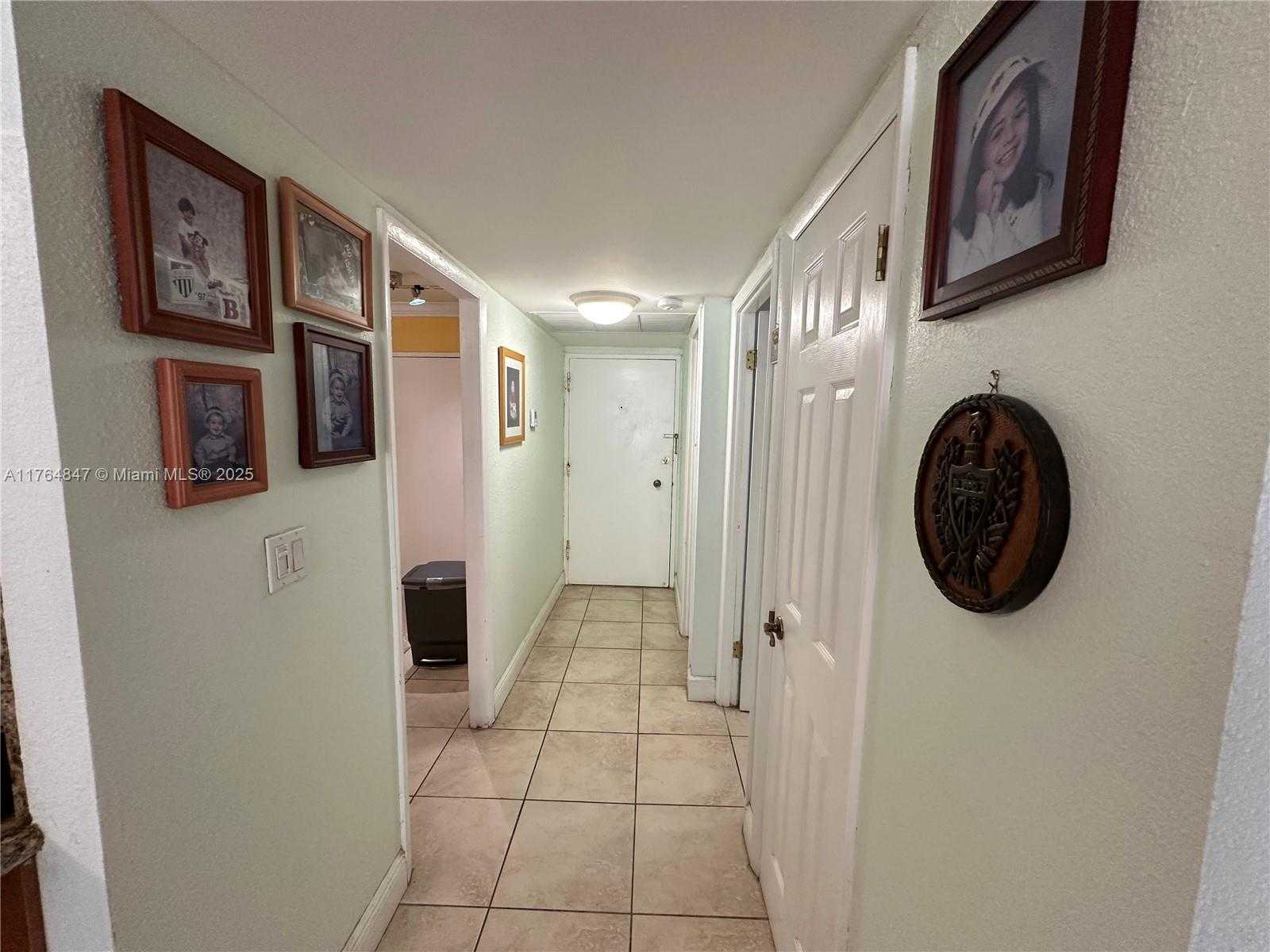 Small Image of 5555 COLLINS AVE #15C, Miami Beach Number 4