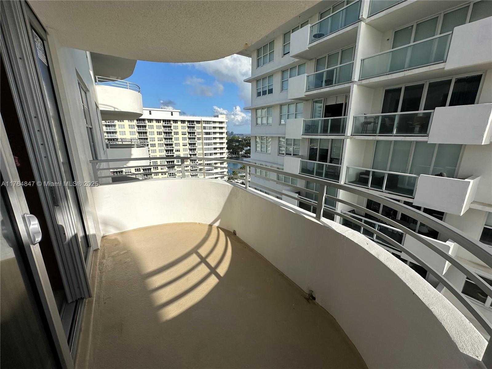 Small Image of 5555 COLLINS AVE #15C, Miami Beach Number 7