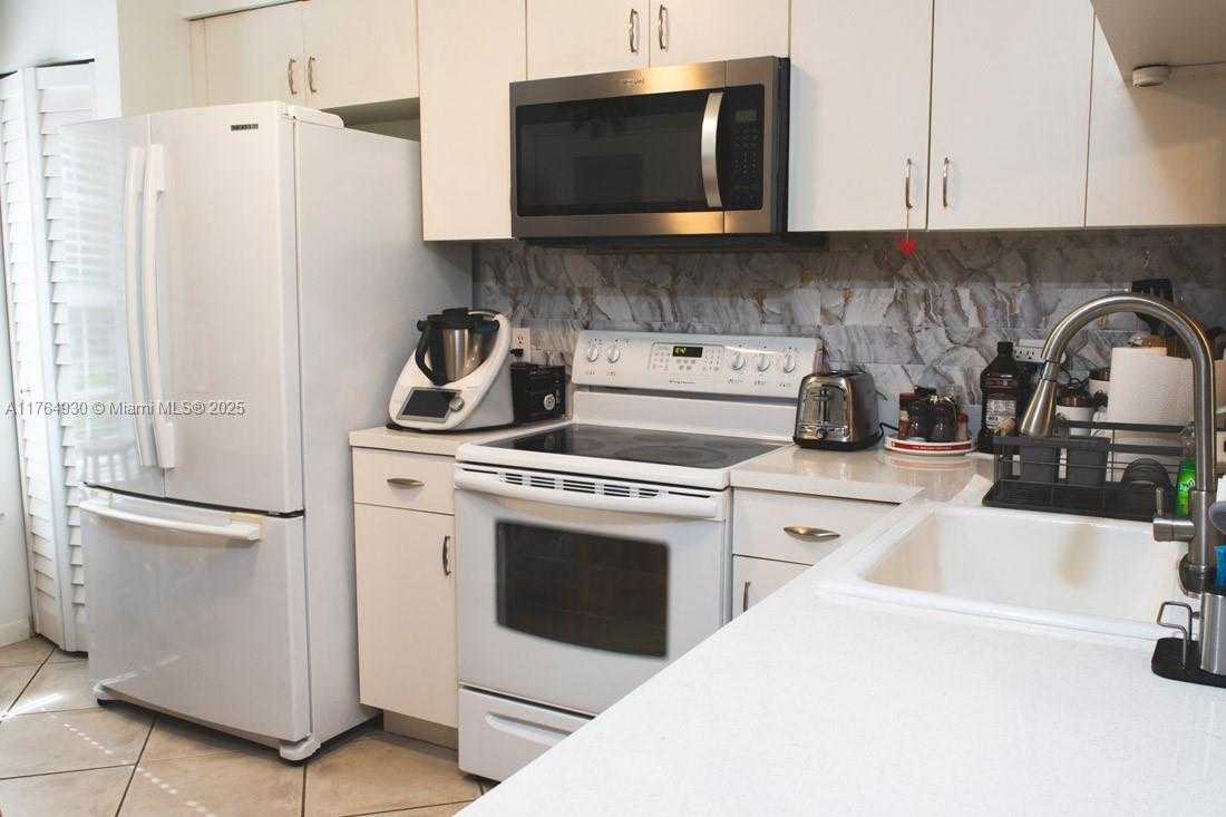 Small Image of 201 MALLORY CT #201, Weston Number 5