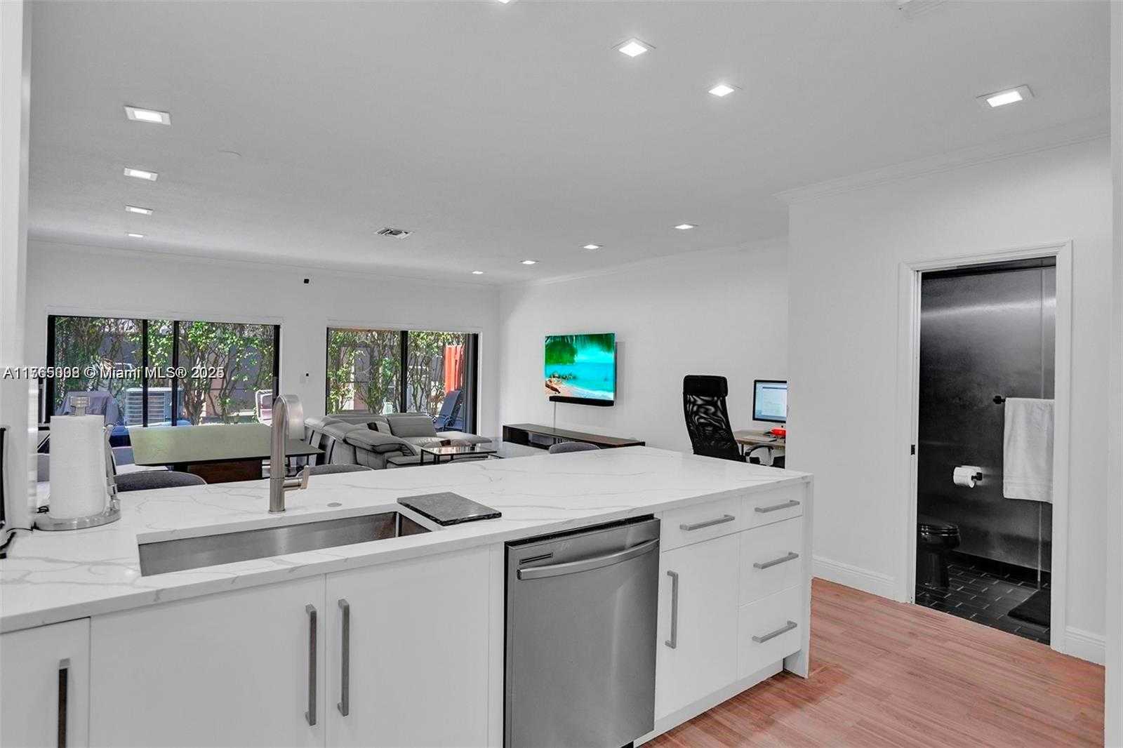 Small Image of Aventura Number 10