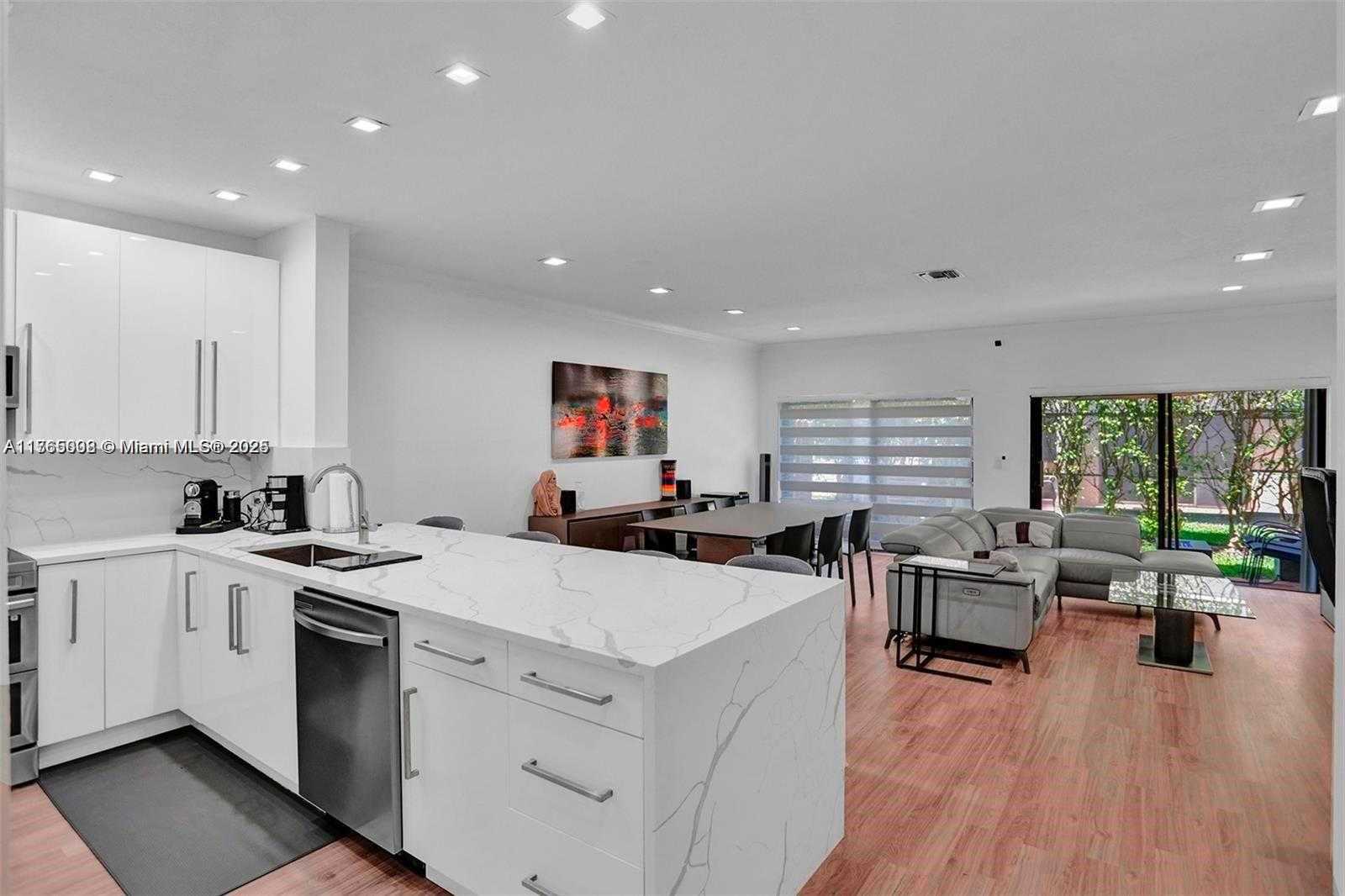 Small Image of Aventura Number 11