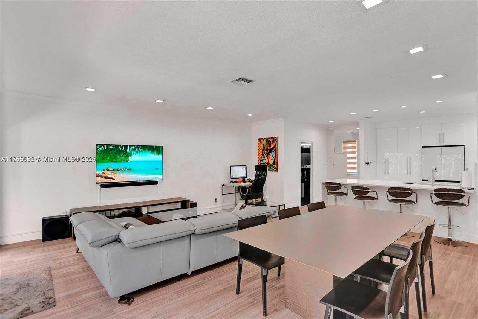 Small Image of Aventura Number 12
