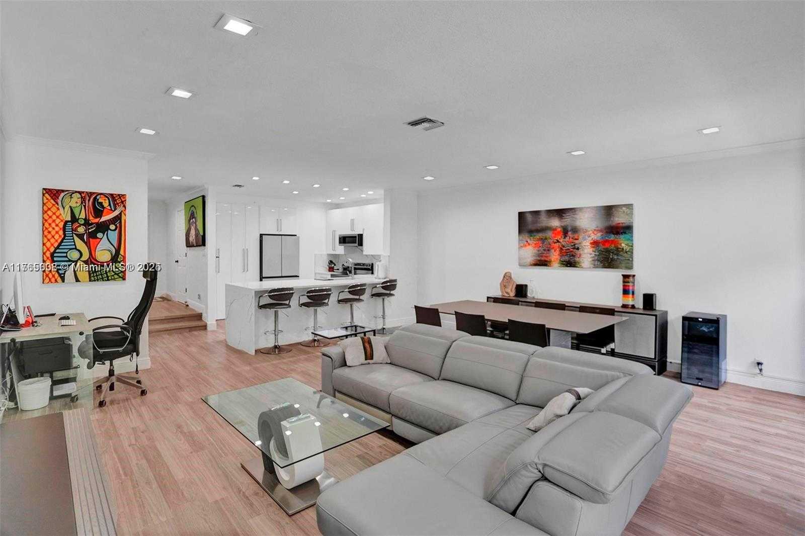 Small Image of Aventura Number 13