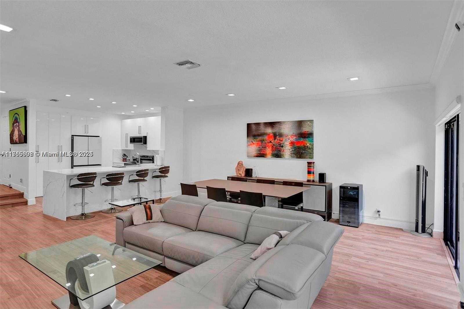 Small Image of Aventura Number 15