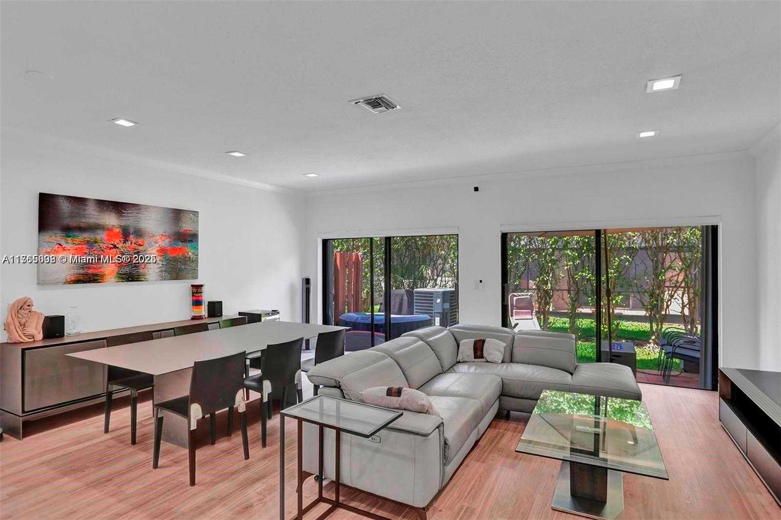 Small Image of Aventura Number 16