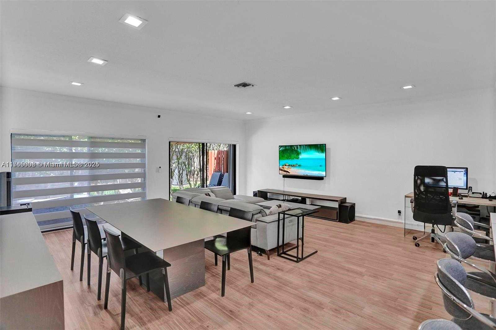 Small Image of Aventura Number 17