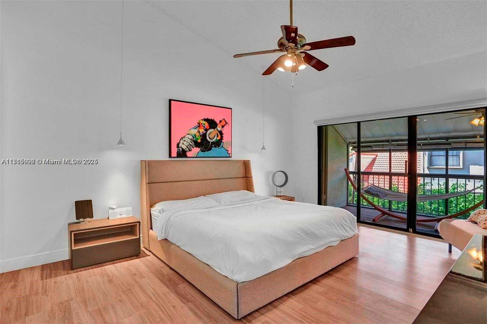 Small Image of Aventura Number 19
