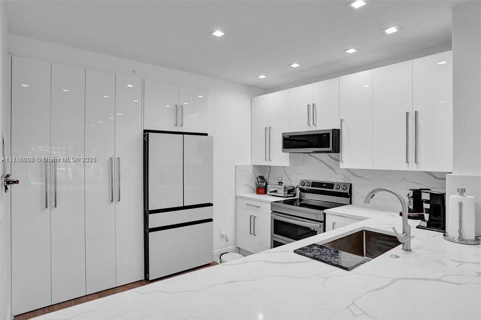 Small Image of Aventura Number 2