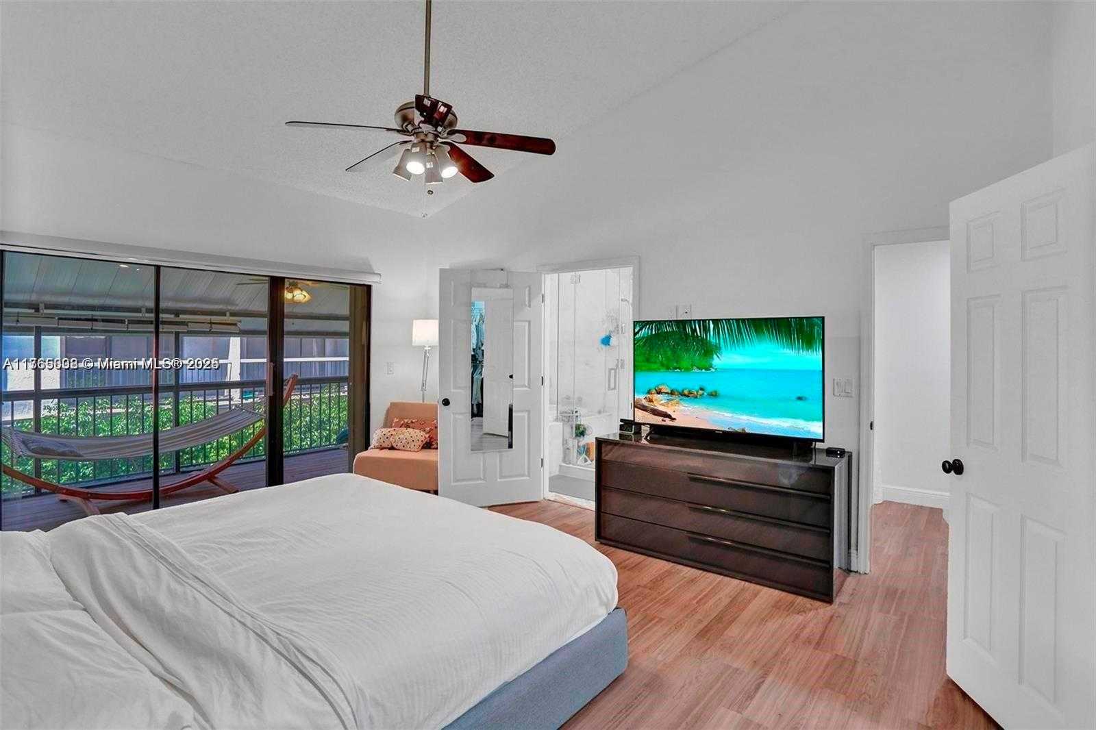 Small Image of Aventura Number 20