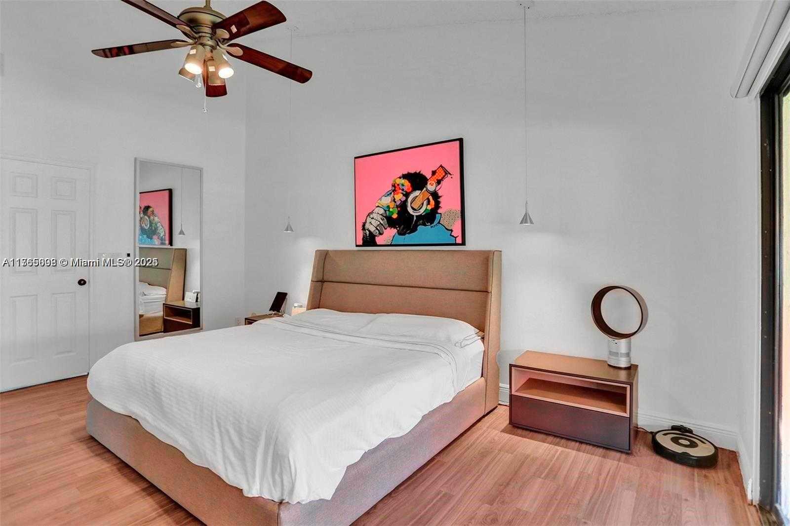 Small Image of Aventura Number 21